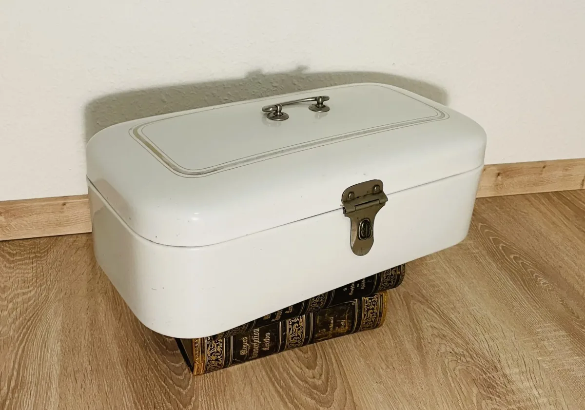 Aufbewahrung bei Thomas Nostalgie & Raritäten, Beispiel: Emaile Brotbox, antik, 1920/30er, Muster, Landhaus, Aufbewahrung, Deko