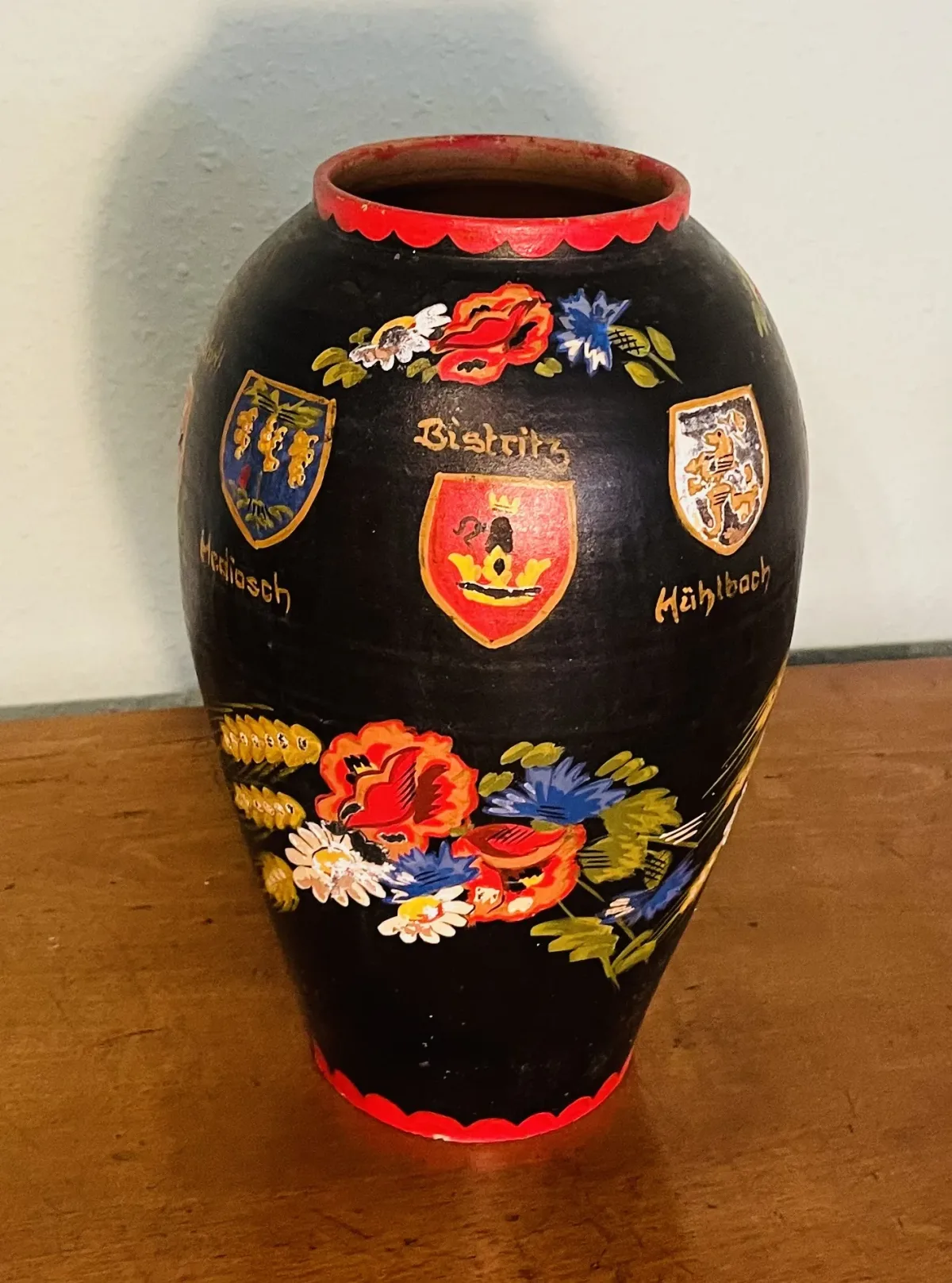 Vasen bei Thomas Nostalgie & Raritäten, Beispiel: Antike Vase aus den 1920ern – Handbemalte Siebenbürger Sachsen-Keramik