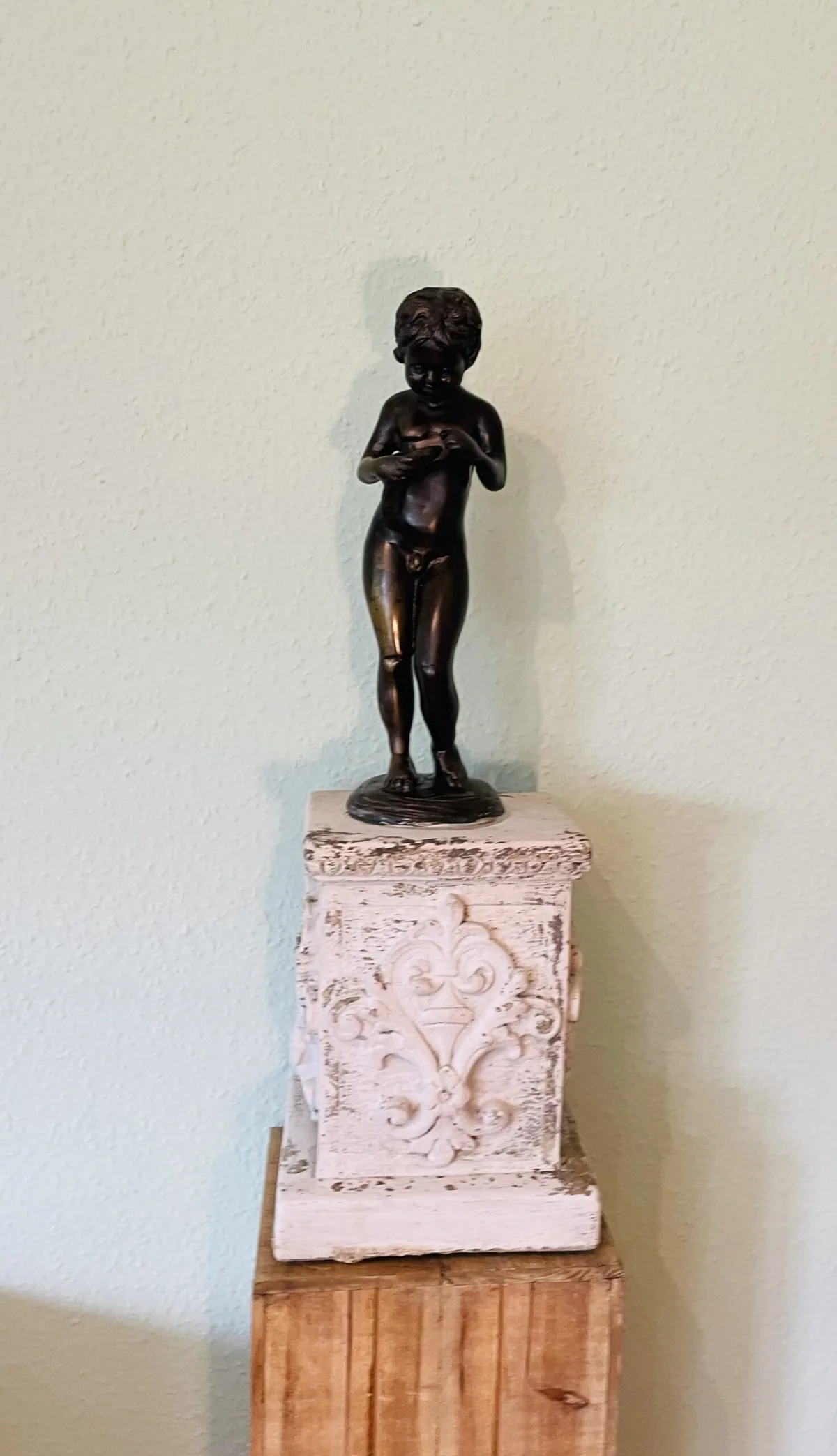 Antike Bronze Skulptur Kind – Bronze Skulptur eines Kindes, Gips Sockel, antik, Vintage ,Ornamenten, fein modelliert, Augenweide