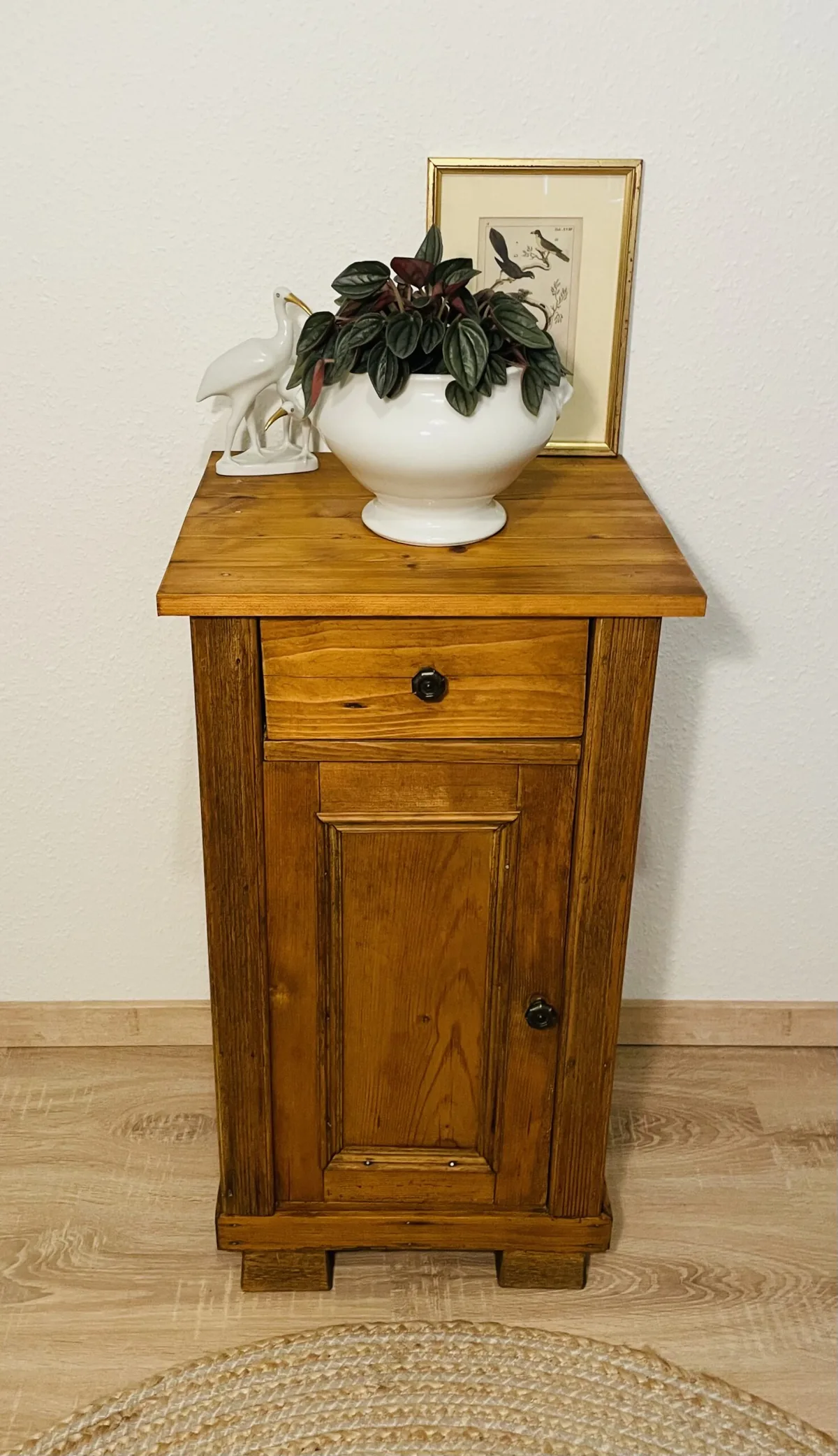 Antik nachttisch jugendstil weichholz landhaus honigton – Antiker Nachttisch im Jugendstil aus Weichholz – Landhaus, Honigton, mit Messinggriffen, Ansicht 2 von 6