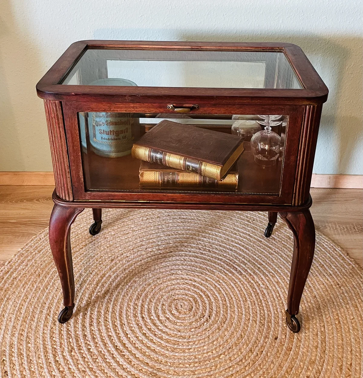 Antiker Tee-Servierwagen Art Deco (1920er) aus Nussbaum – Vitrine, elegante Augenweide