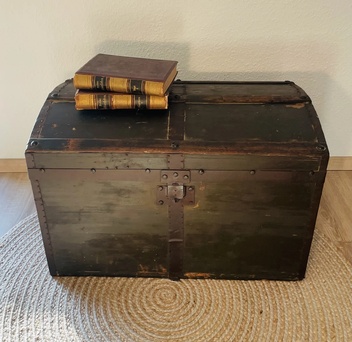 Antike überseetruhe 1890er patina – Antike Überseetruhe aus den 1890er Jahren – Truhe mit Patina, historischer Blickfang und stilvoller Aufbewahrungsort