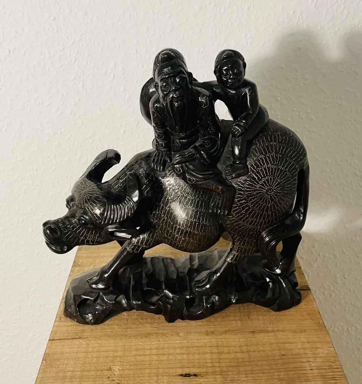 Asiatische Vintage-Skulptur – Reiter auf Wasserbüffel mit Silberdraht - Intarsien, Ansicht 2 von 6