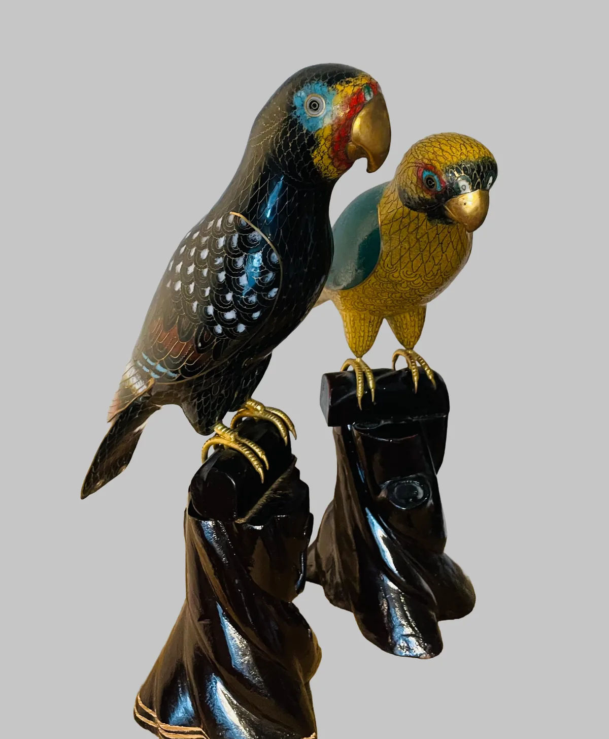 Chinesische Cloisonne Papageienpaar – Hochwertiges Vintage-Chinesisches Cloisonne-Papageienpaar mit geschnitzten Holzsockeln, ca. 27x9x28, Ansicht 4 von 6