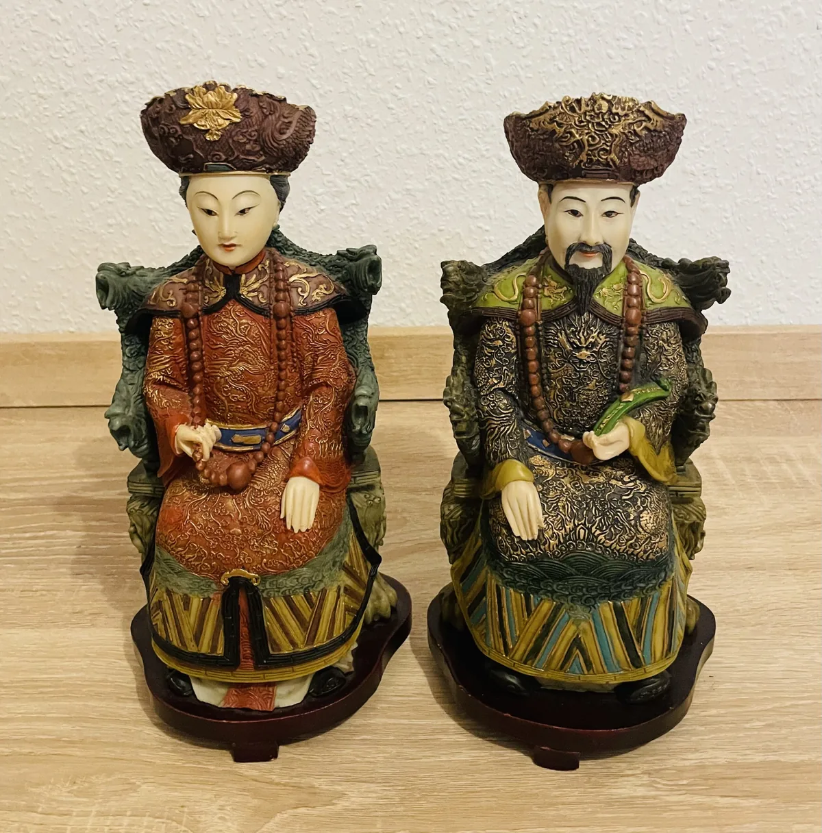 Chinesische Kaiserpaar aus Kunstharz – Chinesische Kaiserpaar, Kaiser & Kaiserin aus Kunstharz, Holzsockel Vintage, Dekoration, Ansicht 2 von 7