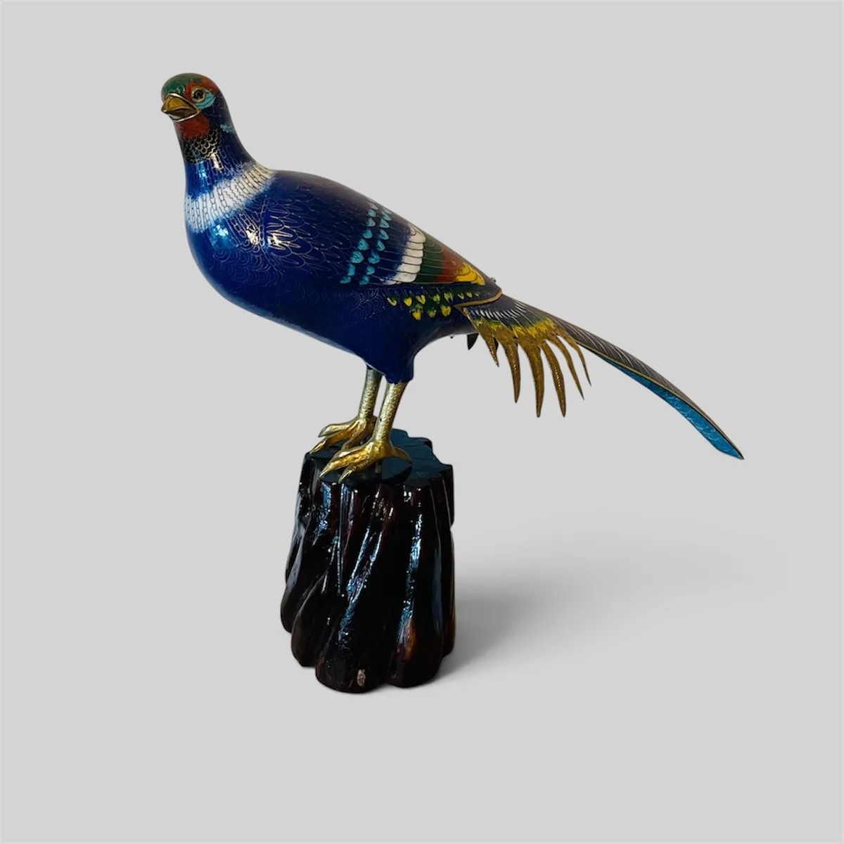 Chinesischer Cloisonne Fasan Skulptur Vintage Großer Prunkfasan Holzsockel – Glamouröser Vintage-Chinesischer Cloisonné Fasan mit Holzsockel, 63x14x45 cm – seltenes Sammlerstück, prunkvolle Handwerkskunst, Ansicht 2 von 6