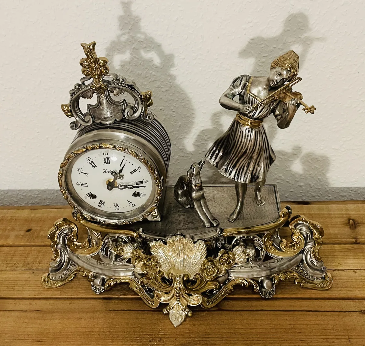 Figürliche Kaminuhr Vintage Barock Geigerin – Figürliche Kaminuhr – Italien Vintage Barock Stil, Marke Hepa, massive Metalluhr, Mid Century, Motiv Geigerin – Dekoration, Ansicht 2 von 6