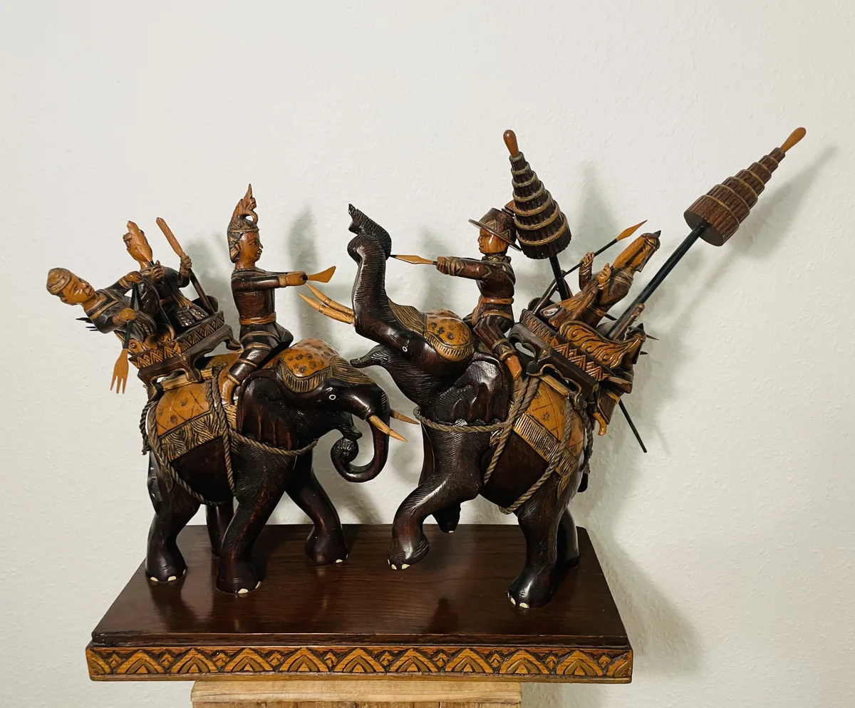 Handgeschnitzte Holzskulpturengruppe – Vintage Schlachtszene, Elefant, 1950er/60er, stattliche Größe