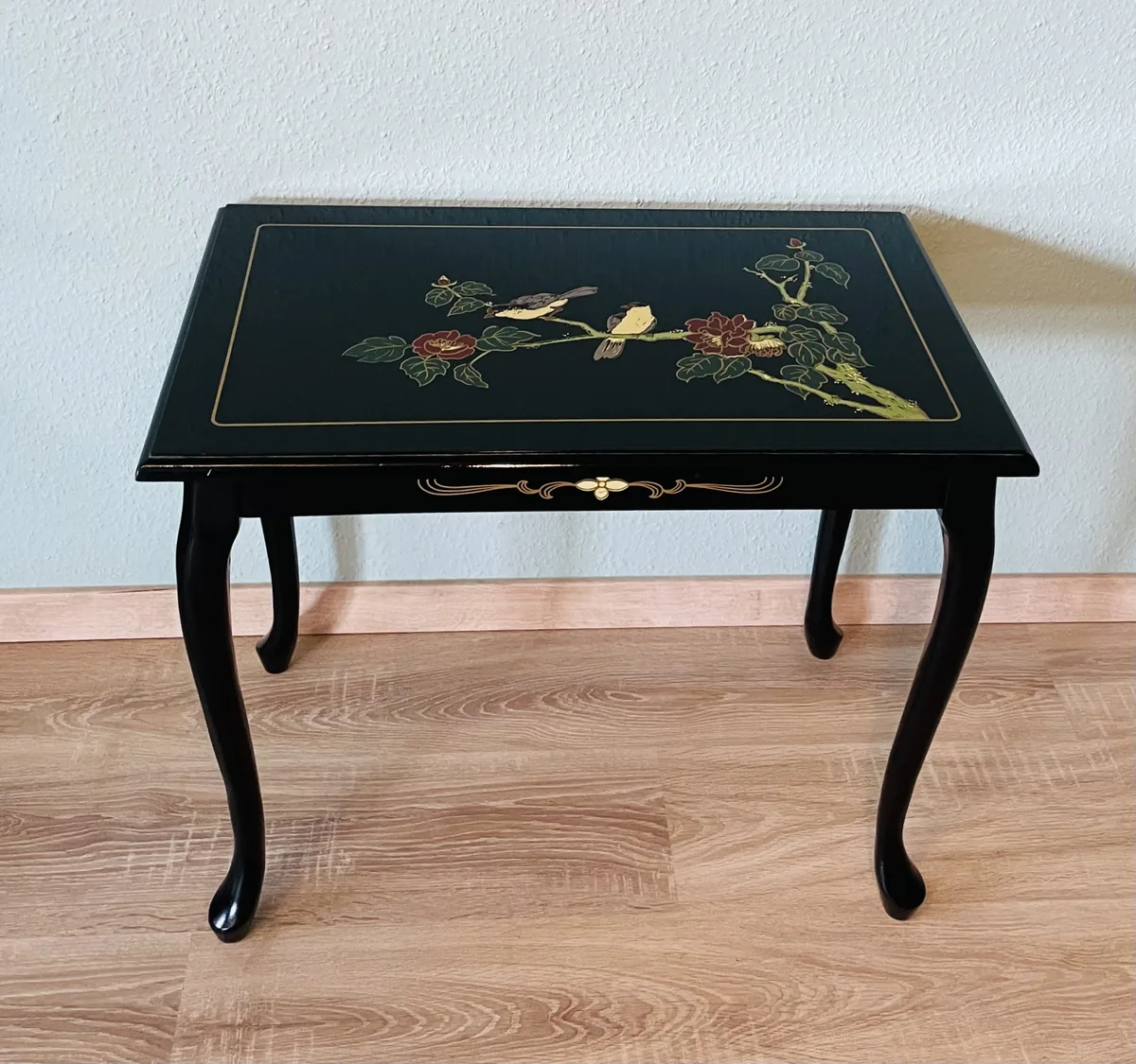 Orientalischer Beistelltisch Vintage 1960er Cabriole Beine Chinoiserie – Orientalischer Beistelltisch – Vintage 1960er, Cabriole-Beine, feine Bemalung, Motive Vögel & Blüten, Chinoiserie-Stil, Ansicht 2 von 7