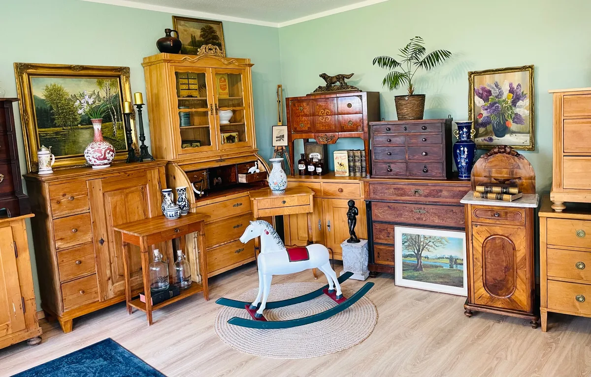 Antike Möbel im Laden von Thomas Nostalgie & Raritäten in Gundelsheim