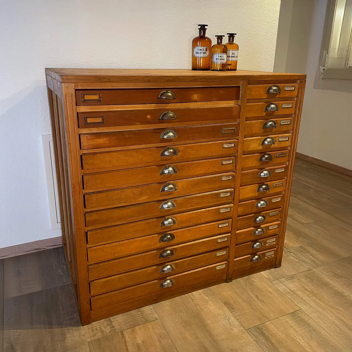 Antiker Setzkastenschrank im Industriedesign, aufbereitet