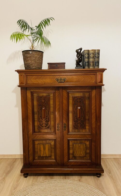 Vertiko, Kommode, antik, 1880er, Gründerzeit, Nussbaum, Beschläge, Augenweide