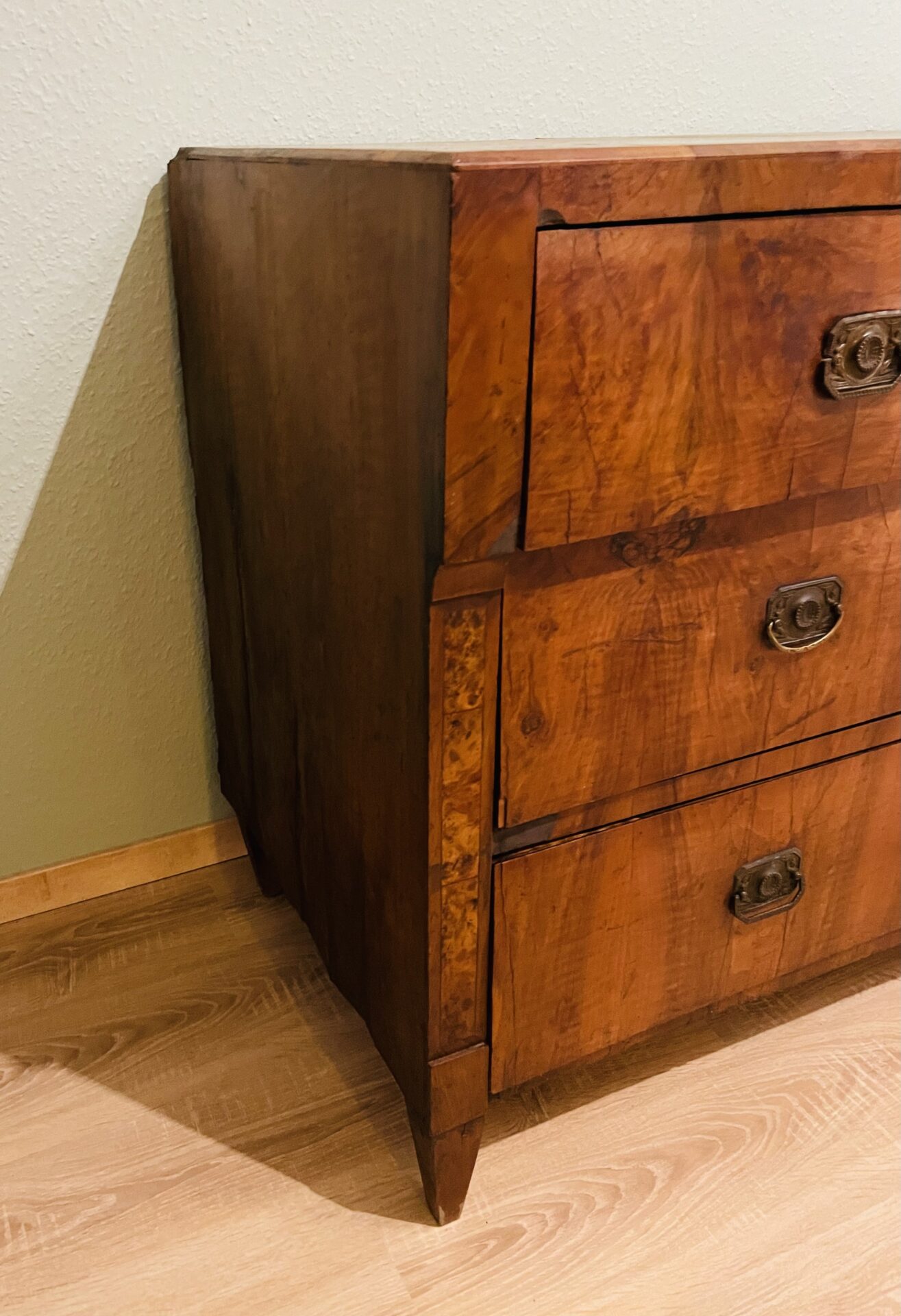 Kommode, antik, frühes Biedermeier, 1825, Schloss Möbel, durchlaufendes Furnier, Nussbaum
