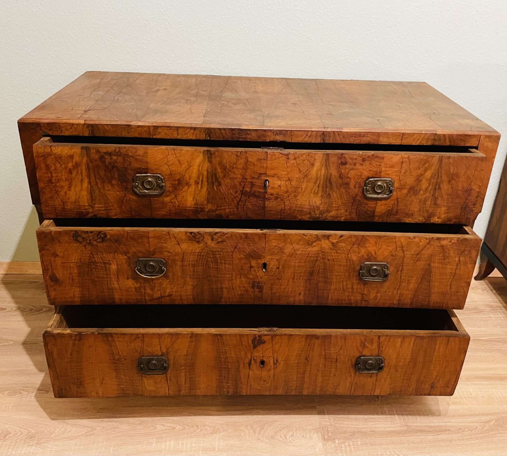 Kommode, antik, frühes Biedermeier, 1825, Schloss Möbel, durchlaufendes Furnier, Nussbaum