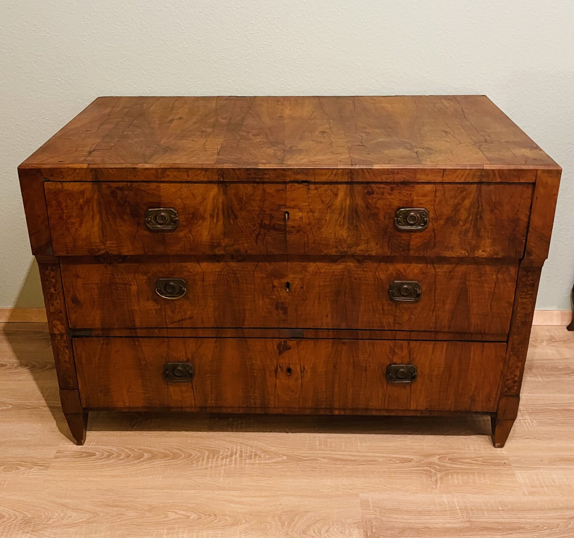 Kommode, antik, frühes Biedermeier, 1825, Schloss Möbel, durchlaufendes Furnier, Nussbaum
