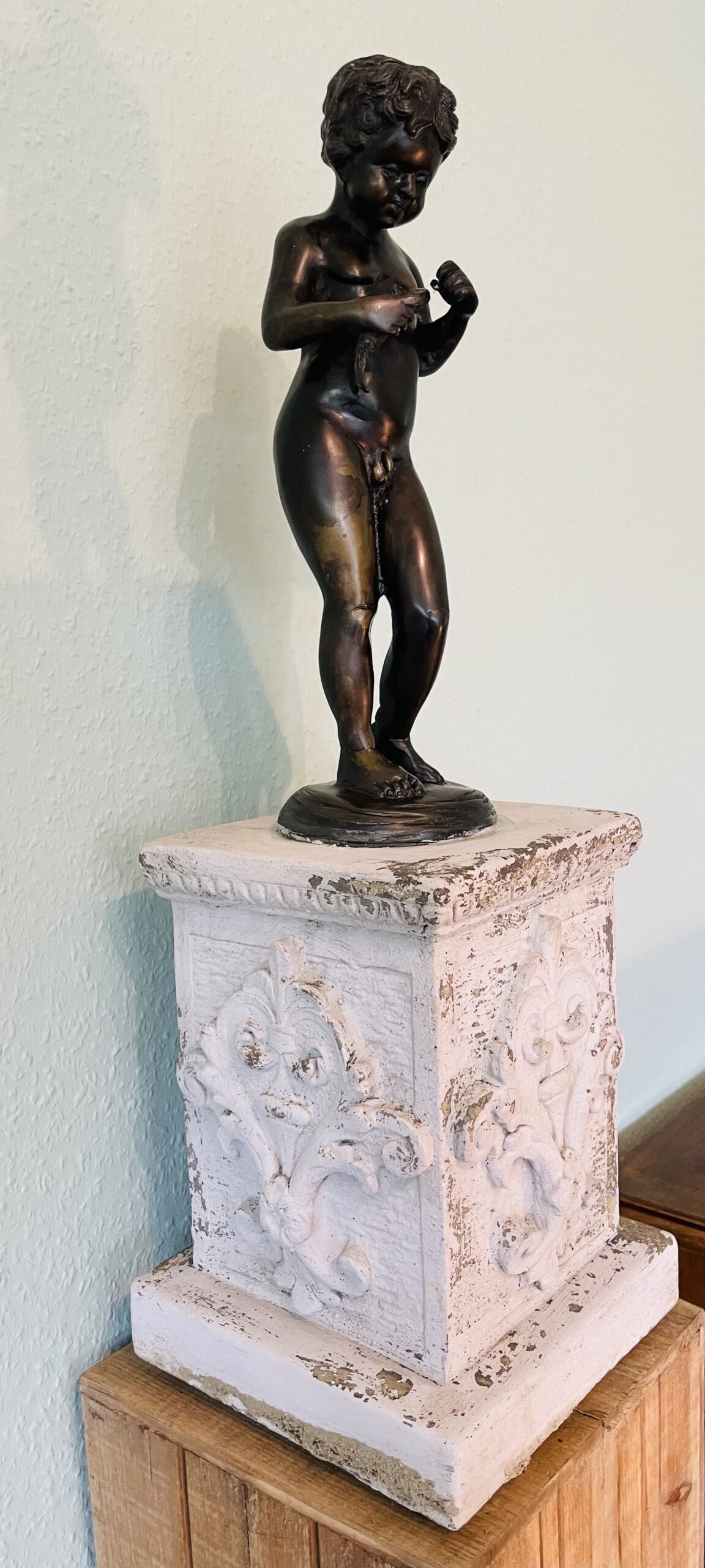 Bronze Skulptur eines Kindes, Gips Sockel, antik, Vintage ,Ornamenten, fein modelliert, Augenweide