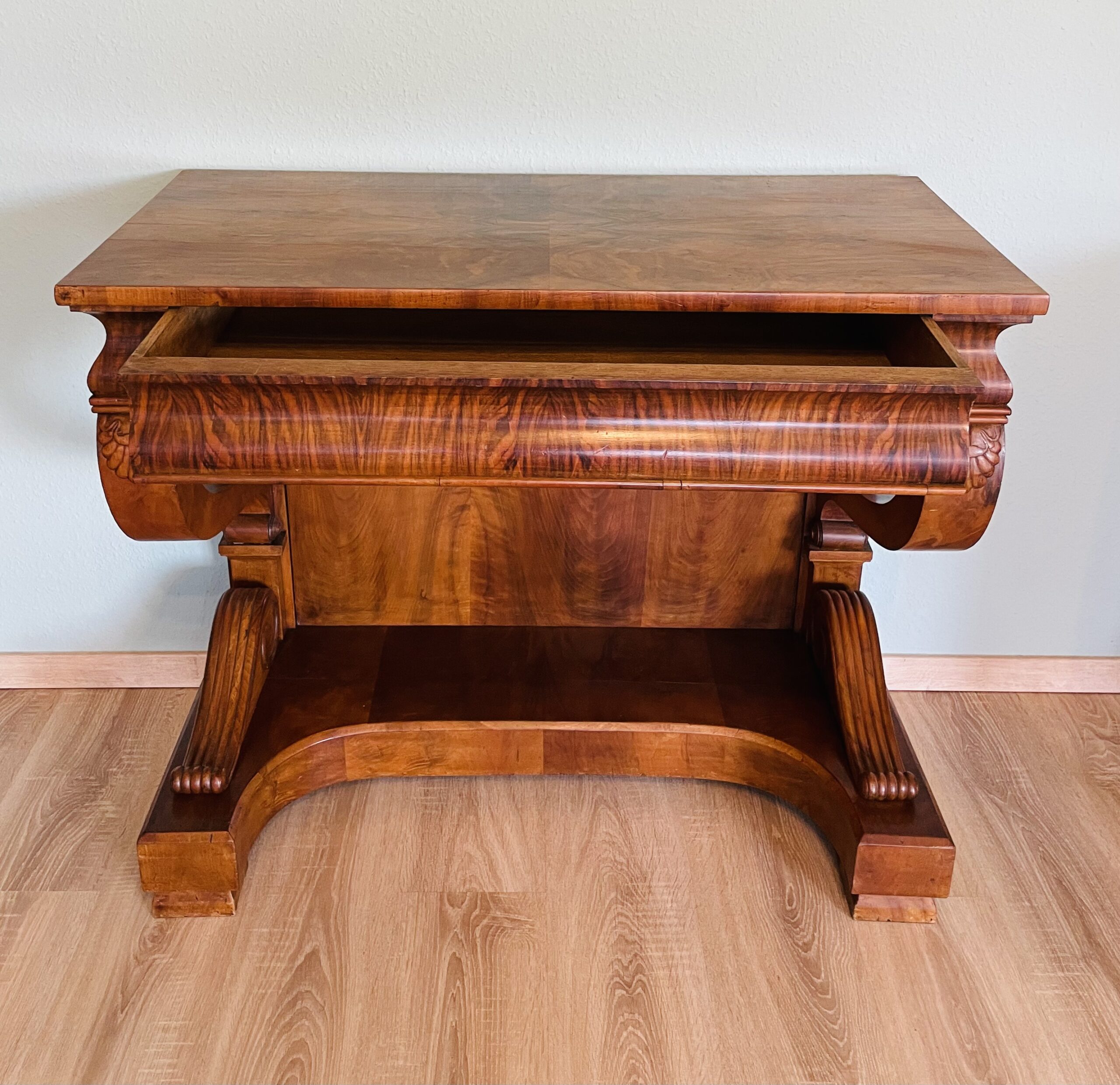 Konsolentisch, Beistelltisch, antik, Biedermeier, 1830er, Nussbaumfurnier, Geheimfach, Rarität