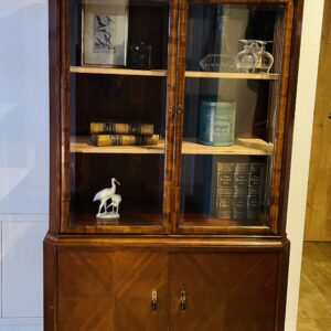 Vitrine, Vitrinenschrank, antik, Art Deco, 1920er, Nussbaumfurnier, zeitlose Eleganz, Schmuckstück