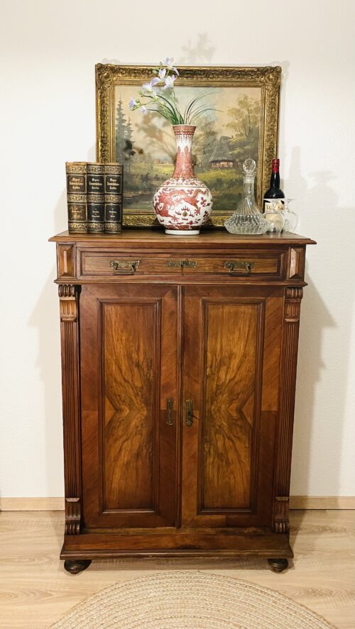 Vertiko, Kommode, Gründerzeit, 1880er, Nussbaumfurnier, Stauraum, zeitlos, Augenweide