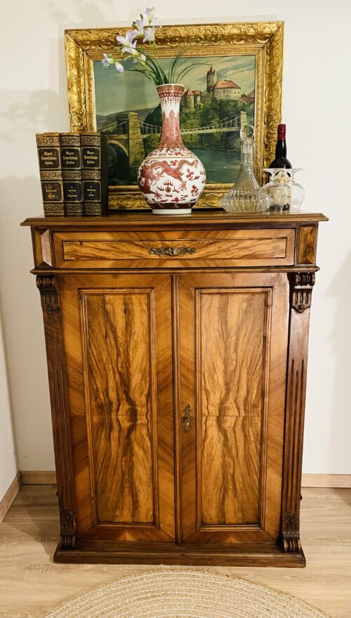 Vertiko, Kommode, Gründerzeit, 1880er, Nussbaumfurnier, gespiegelte Fladerung, Augenweide