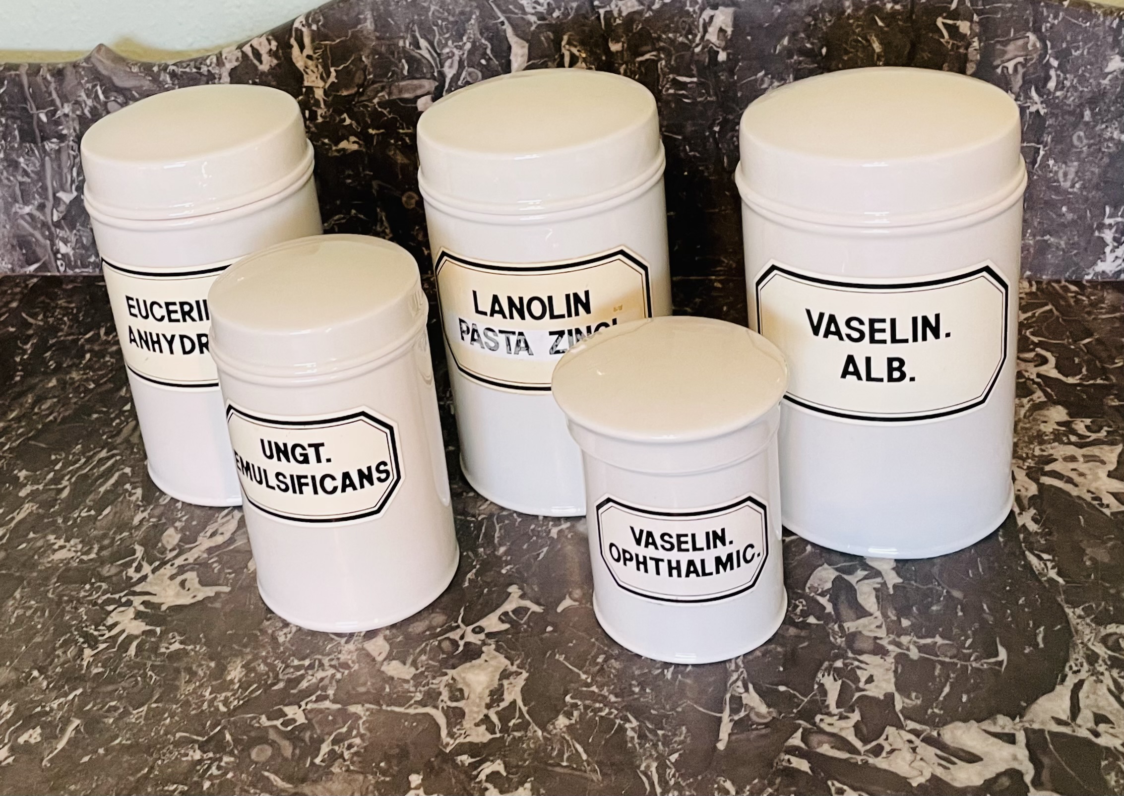 Apothekerdosen Set, antik, 1920er, Porzellan, Beschriftung, Sammlerstücke, Dekoration