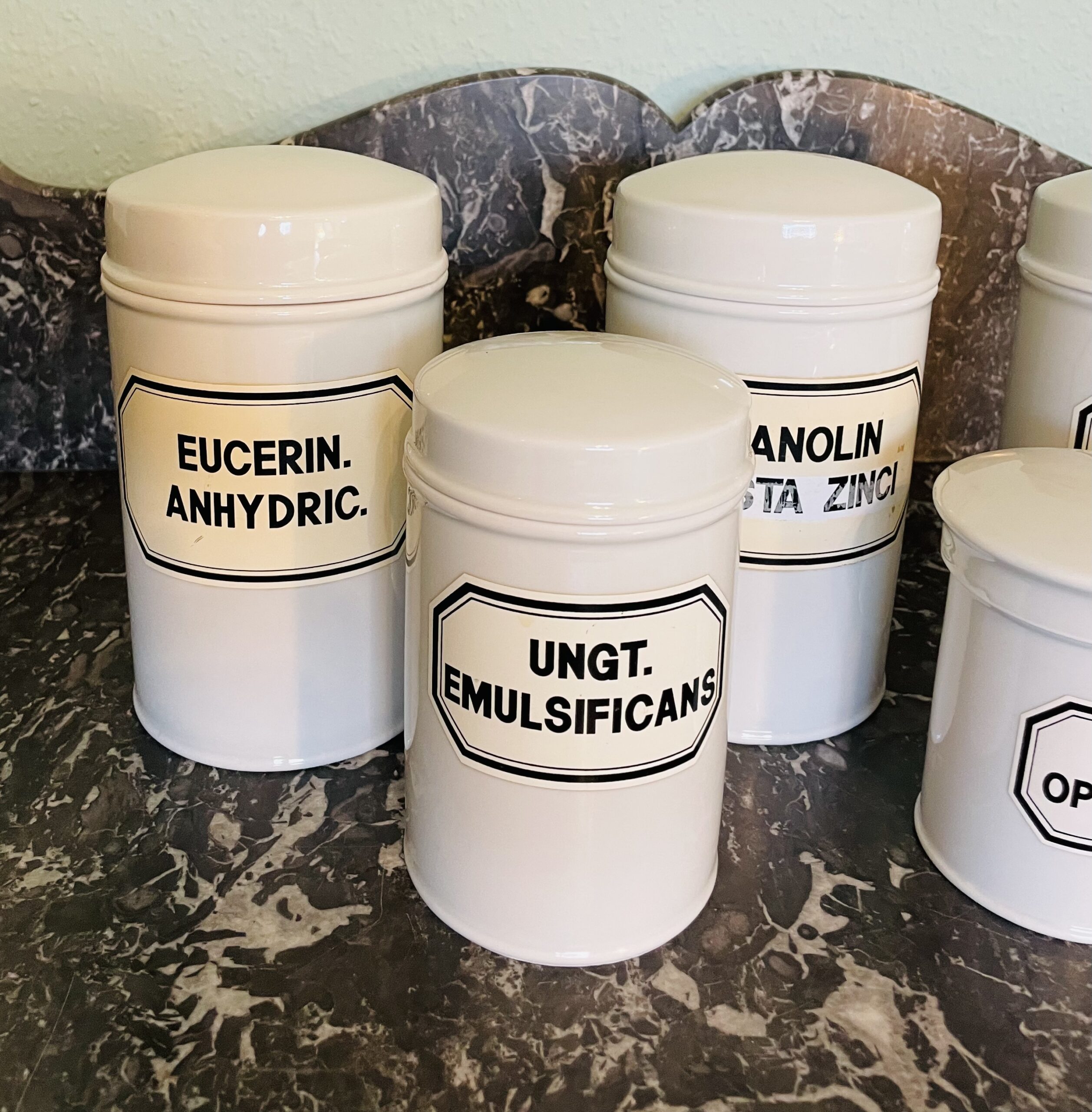 Apothekerdosen Set, antik, 1920er, Porzellan, Beschriftung, Sammlerstücke, Dekoration