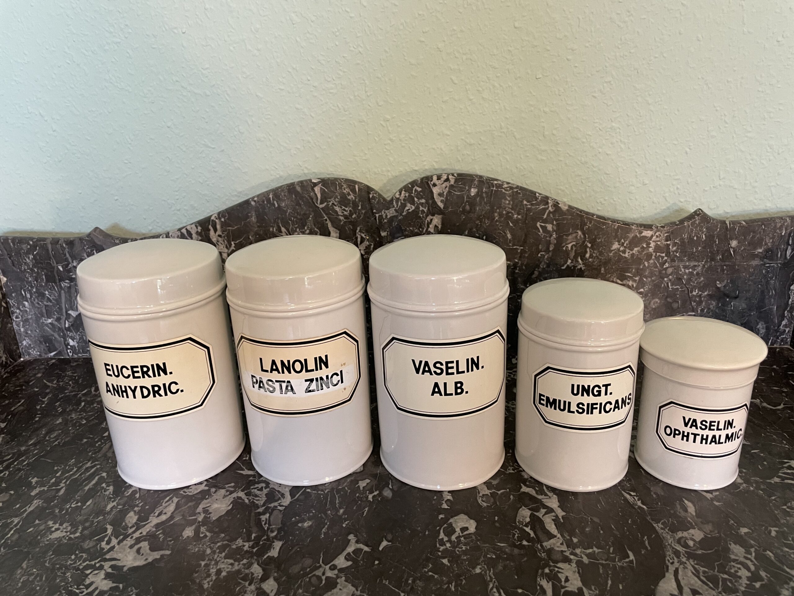 Apothekerdosen Set, antik, 1920er, Porzellan, Beschriftung, Sammlerstücke, Dekoration