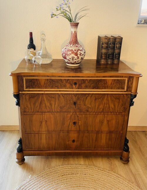 Kommod mit Sekretärfach, antik, Biedermeier, 1830er, Nussbaumfurnier, Schnitzereien, Hingucker