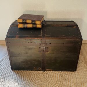 Antike Überseetruhe aus den 1890er Jahren – Truhe mit Patina, historischer Blickfang und stilvoller Aufbewahrungsort
