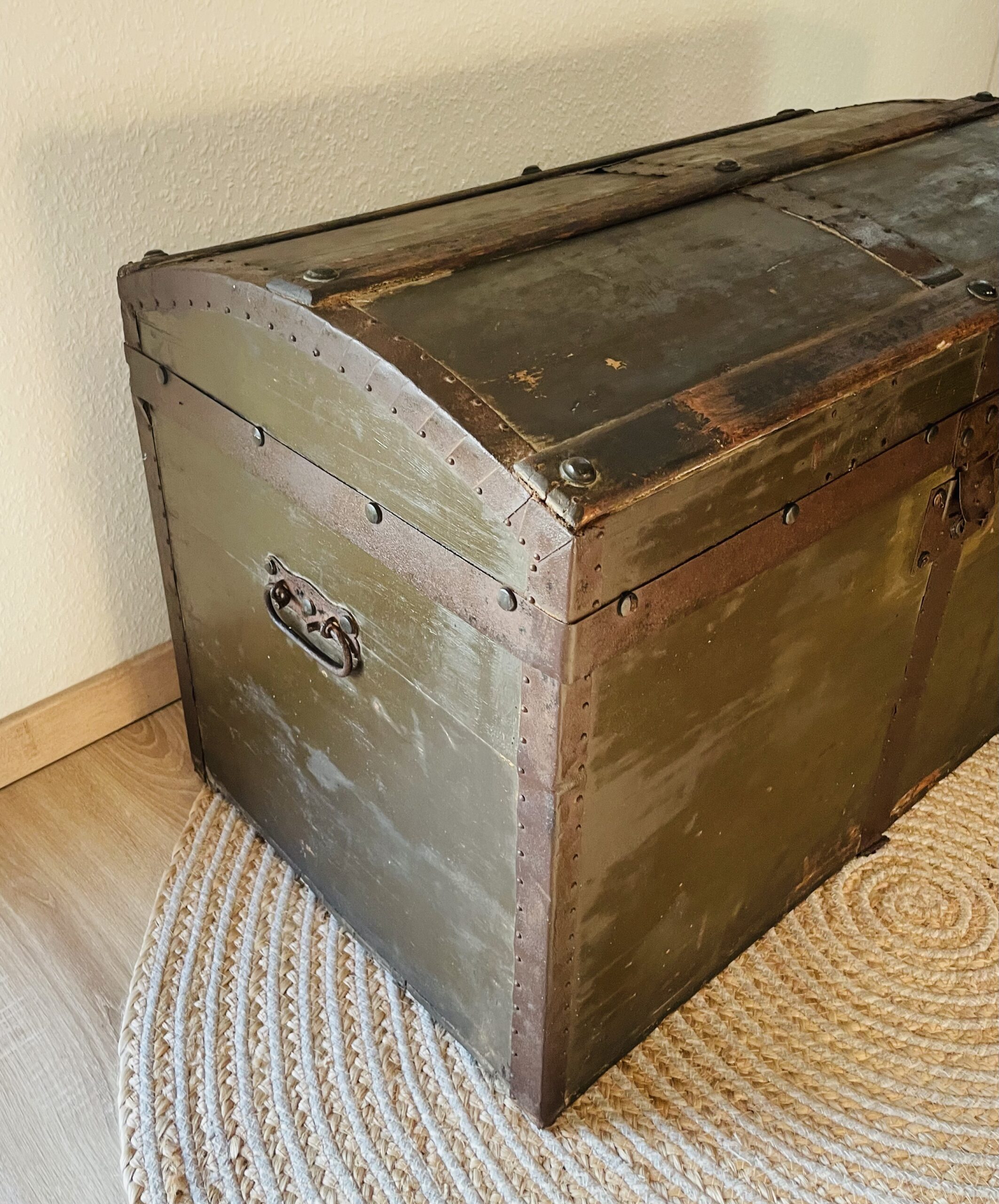 Antike Überseetruhe aus den 1890er Jahren – Truhe mit Patina, historischer Blickfang und stilvoller Aufbewahrungsort