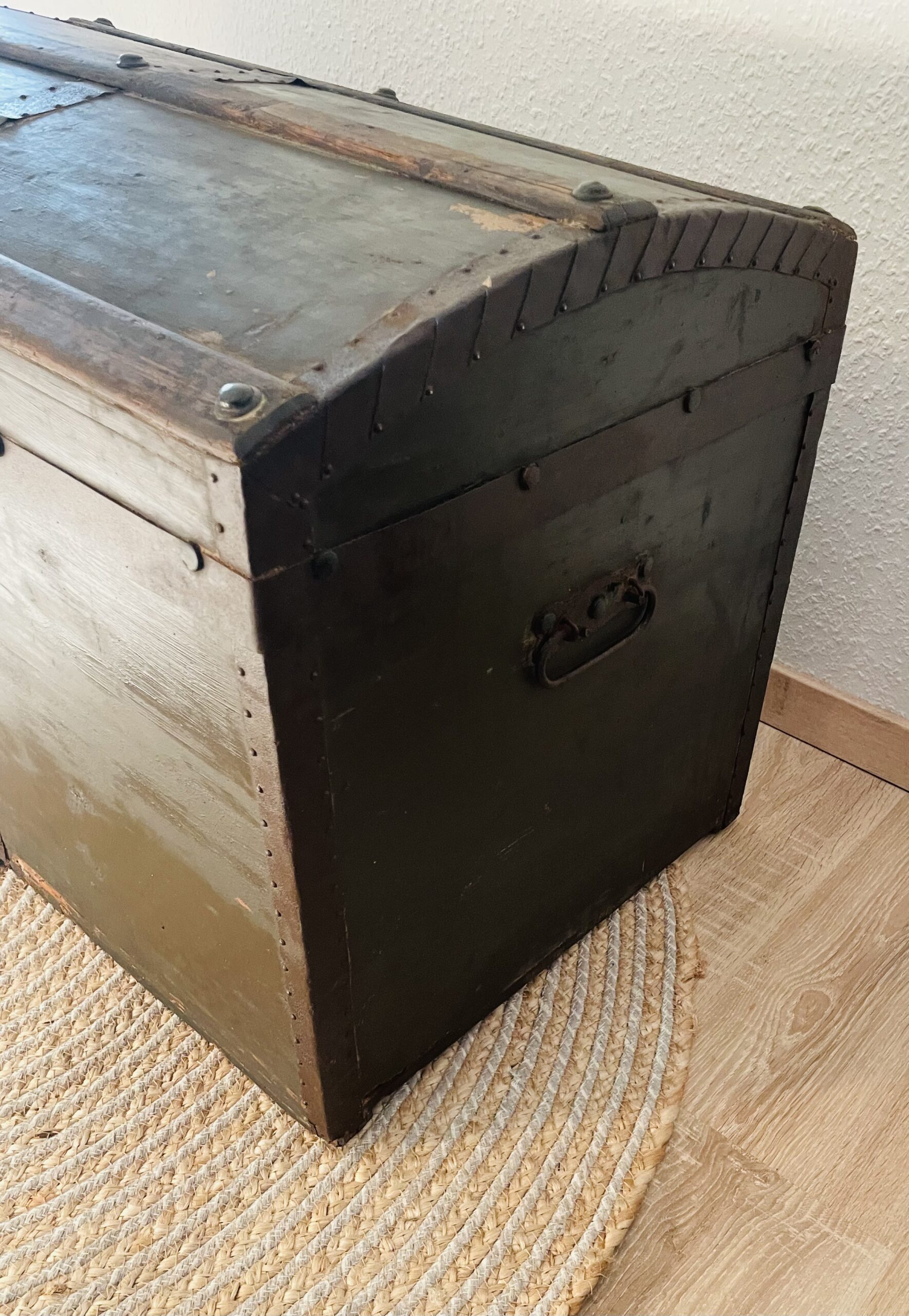 Antike Überseetruhe aus den 1890er Jahren – Truhe mit Patina, historischer Blickfang und stilvoller Aufbewahrungsort