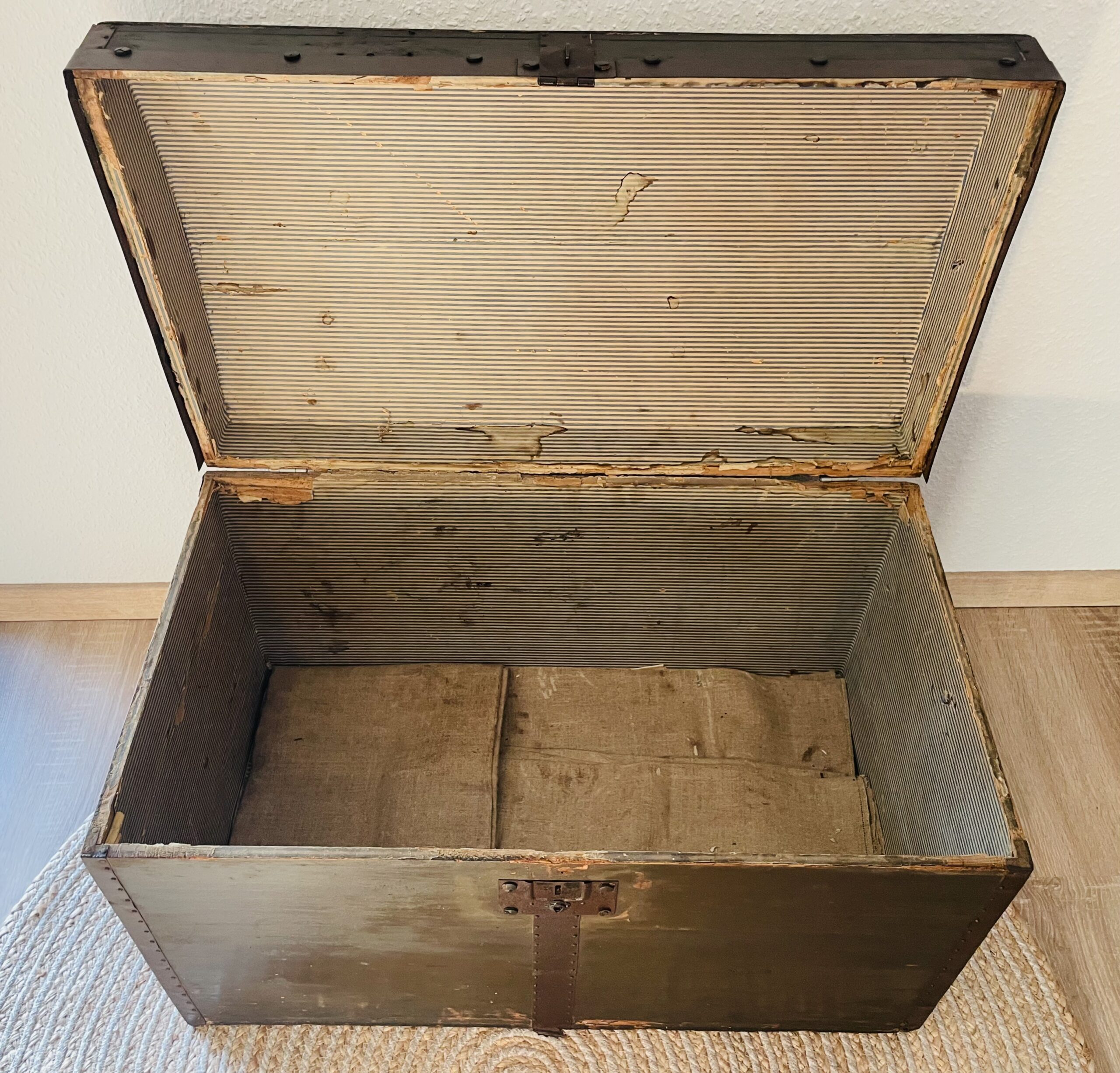 Antike Überseetruhe aus den 1890er Jahren – Truhe mit Patina, historischer Blickfang und stilvoller Aufbewahrungsort