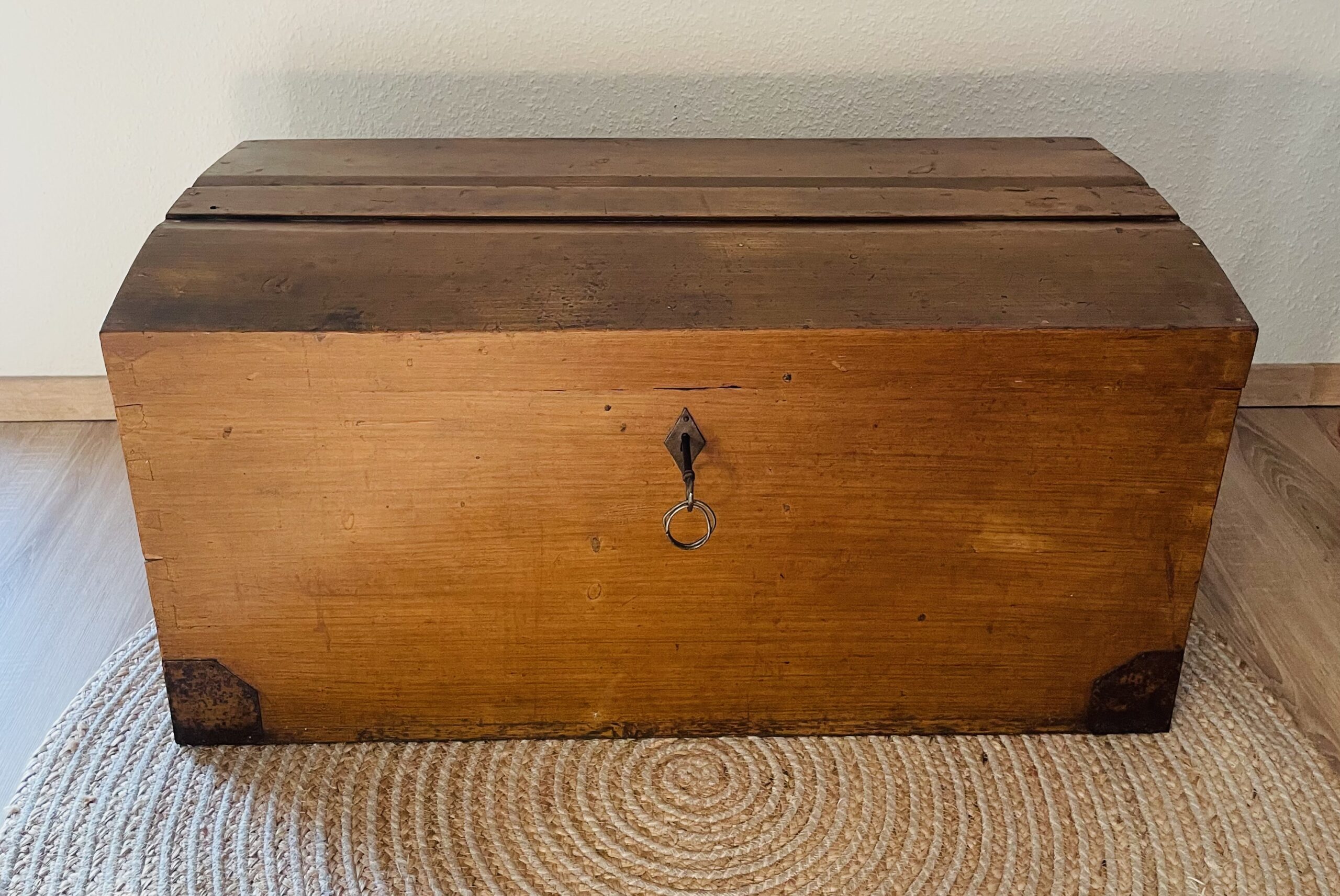 Aussteuertruhe – antik, 1890er Jahre – zeitloses Möbelstück mit Blickfang-Charakter