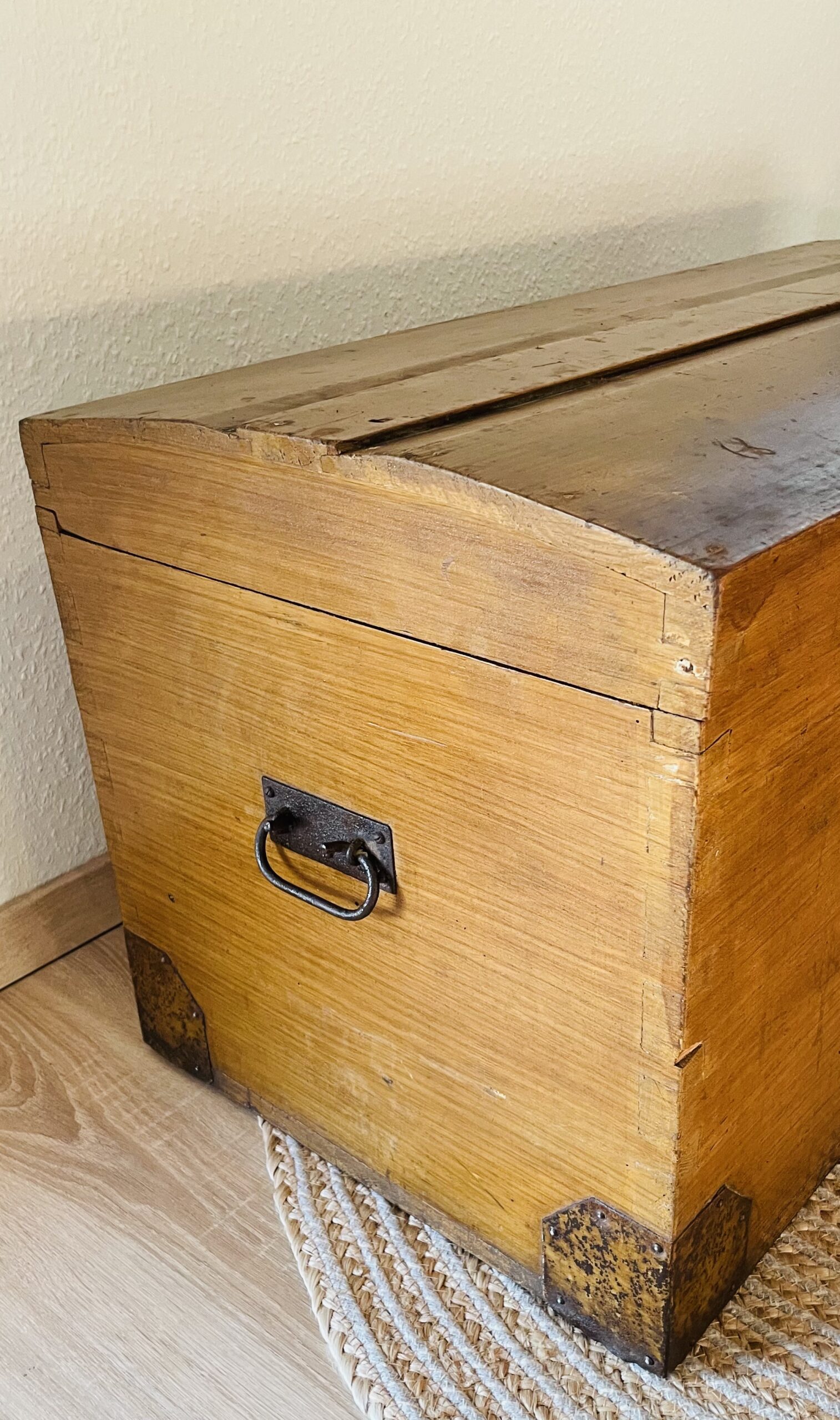 Aussteuertruhe – antik, 1890er Jahre – zeitloses Möbelstück mit Blickfang-Charakter