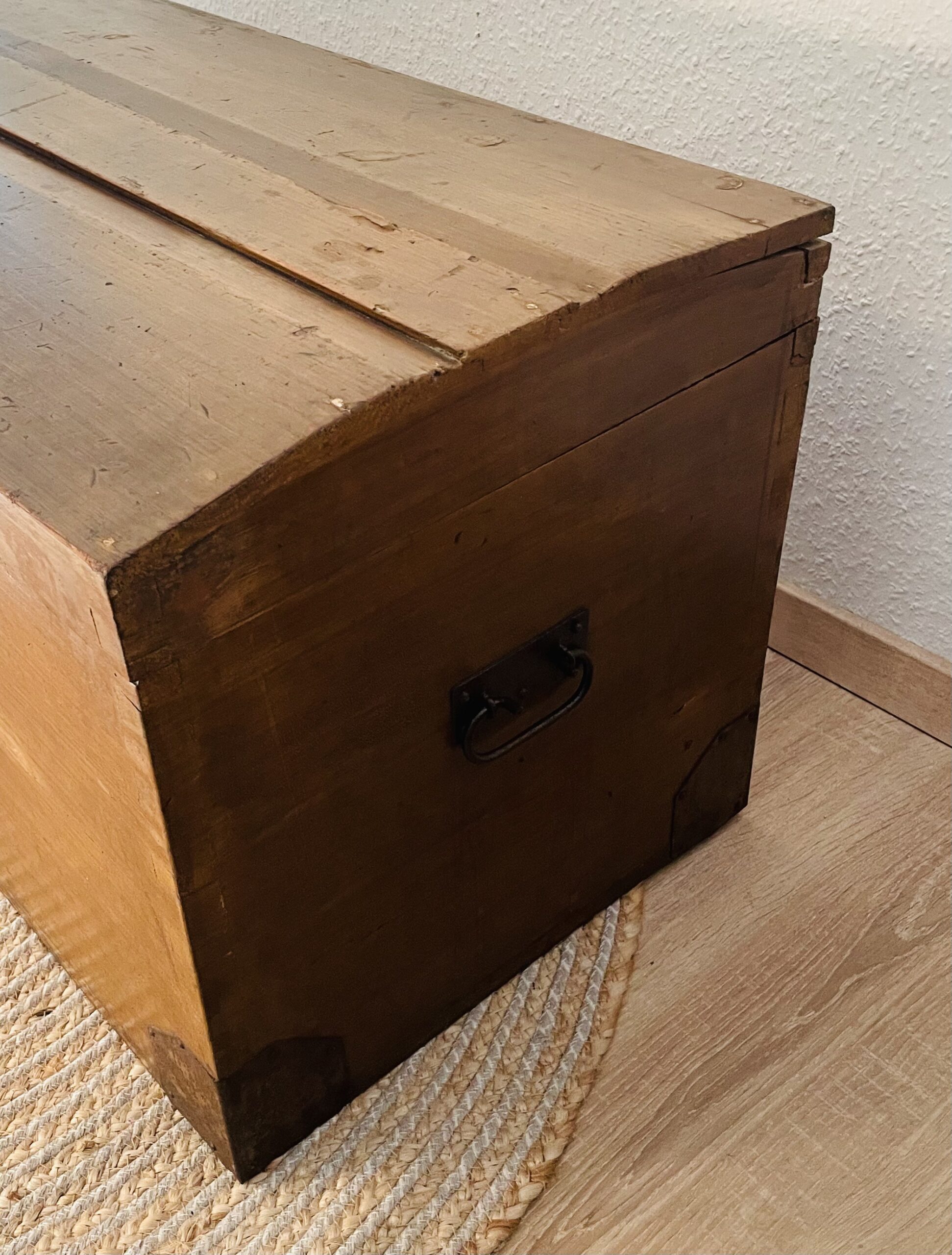 Aussteuertruhe – antik, 1890er Jahre – zeitloses Möbelstück mit Blickfang-Charakter