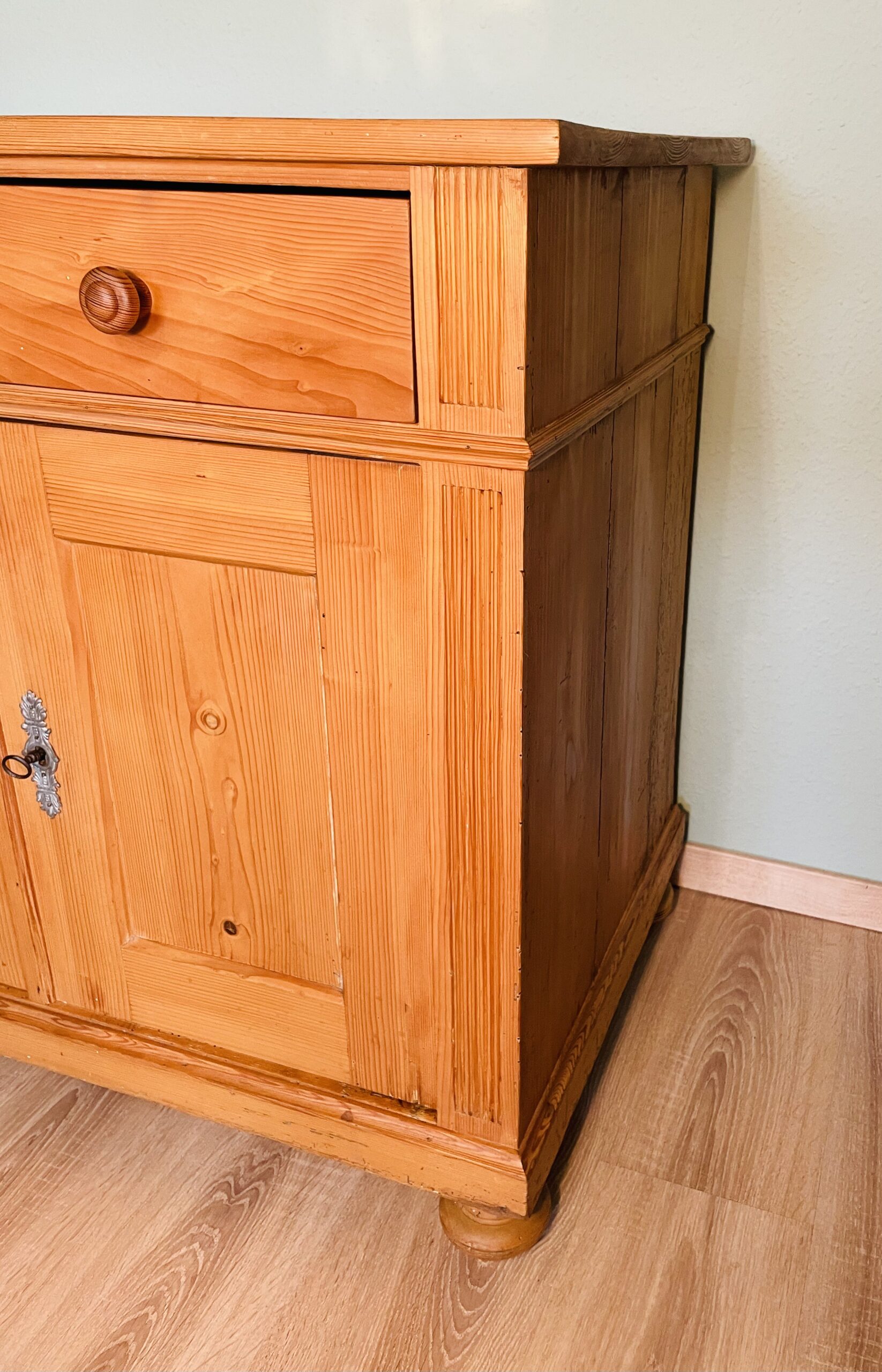 Antike Kommode 1890er Gründerzeit – Weichholz, Landhaus-Charakter, Honigton