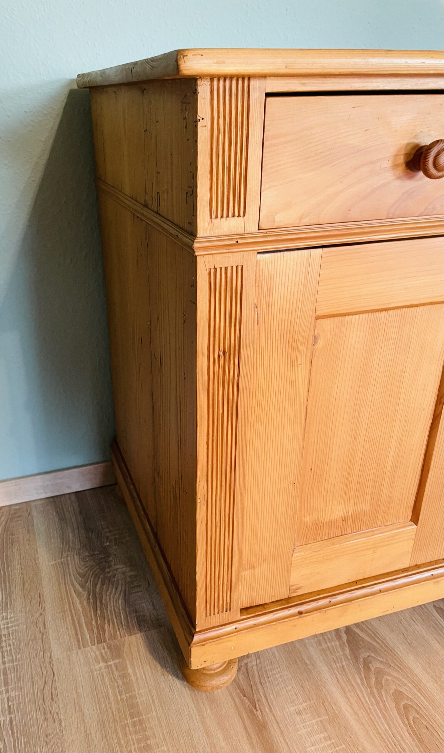 Antike Kommode 1890er Gründerzeit – Weichholz, Landhaus-Charakter, Honigton