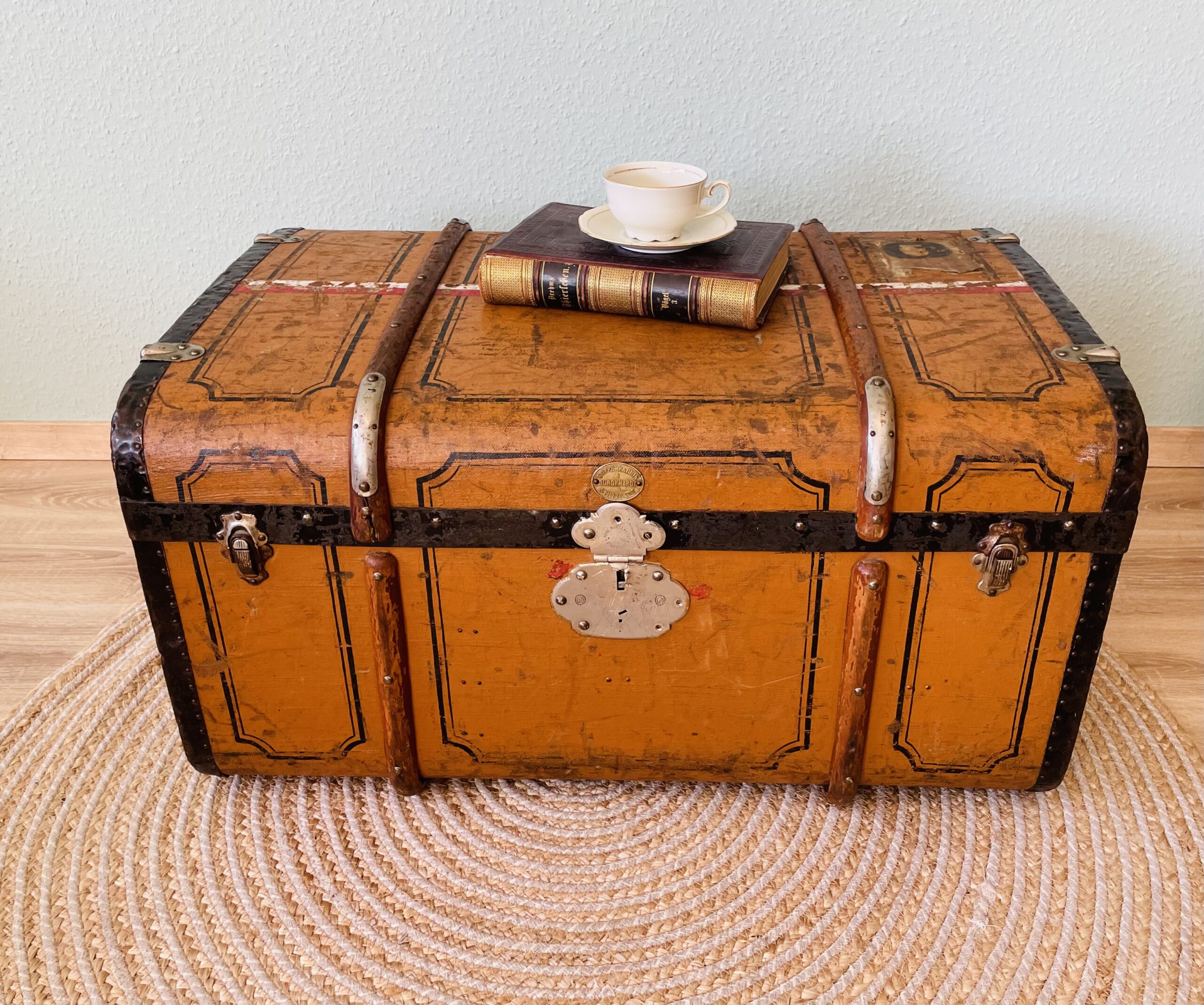 Antiker Überseekoffer 1890er | Wappen & Frachtzettel + Zollaufkleber 🛳️🏷️ | Leinen-Einsatz 🧵✨