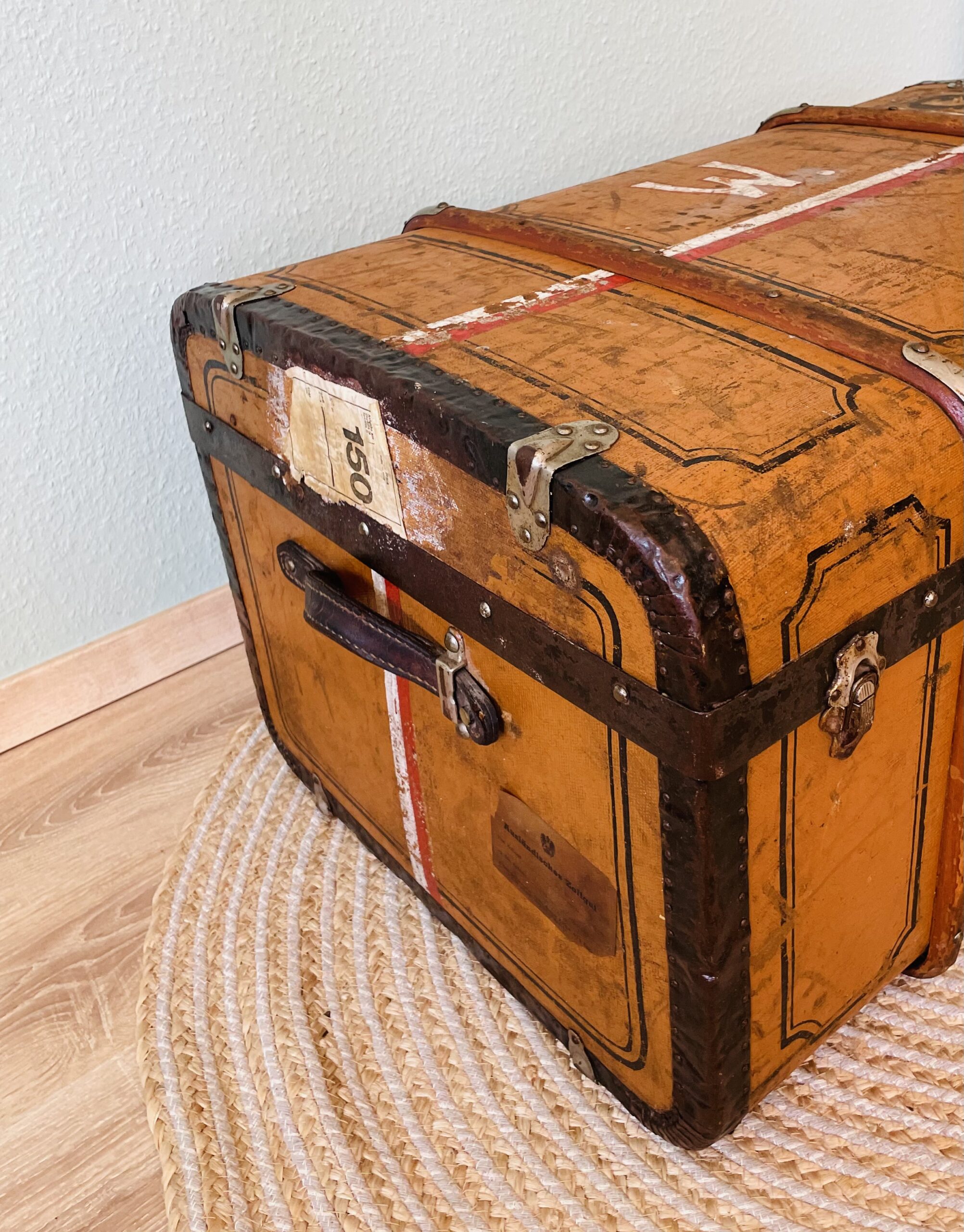 Antiker Überseekoffer 1890er | Wappen & Frachtzettel + Zollaufkleber 🛳️🏷️ | Leinen-Einsatz 🧵✨