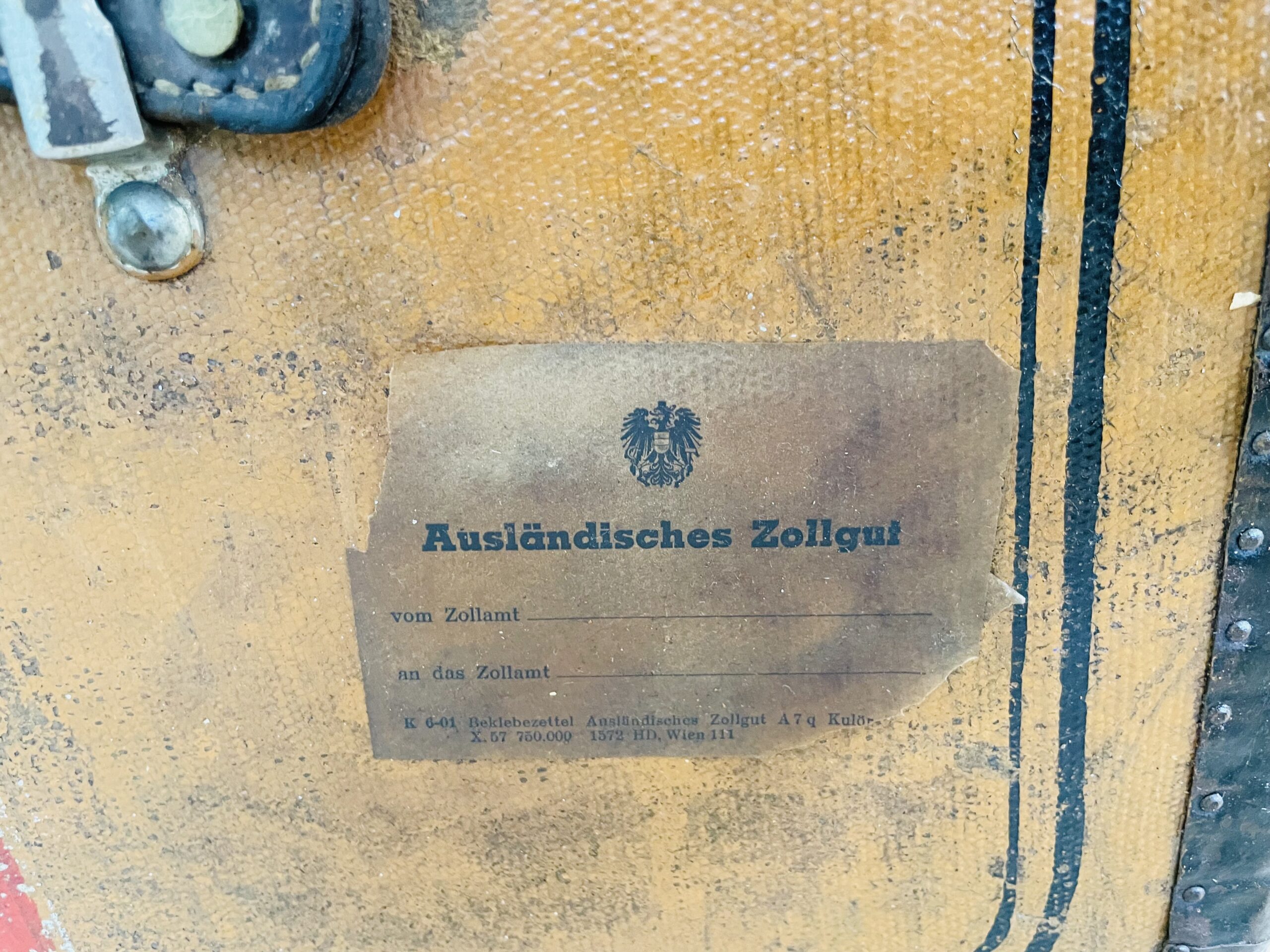 Antiker Überseekoffer 1890er | Wappen & Frachtzettel + Zollaufkleber 🛳️🏷️ | Leinen-Einsatz 🧵✨