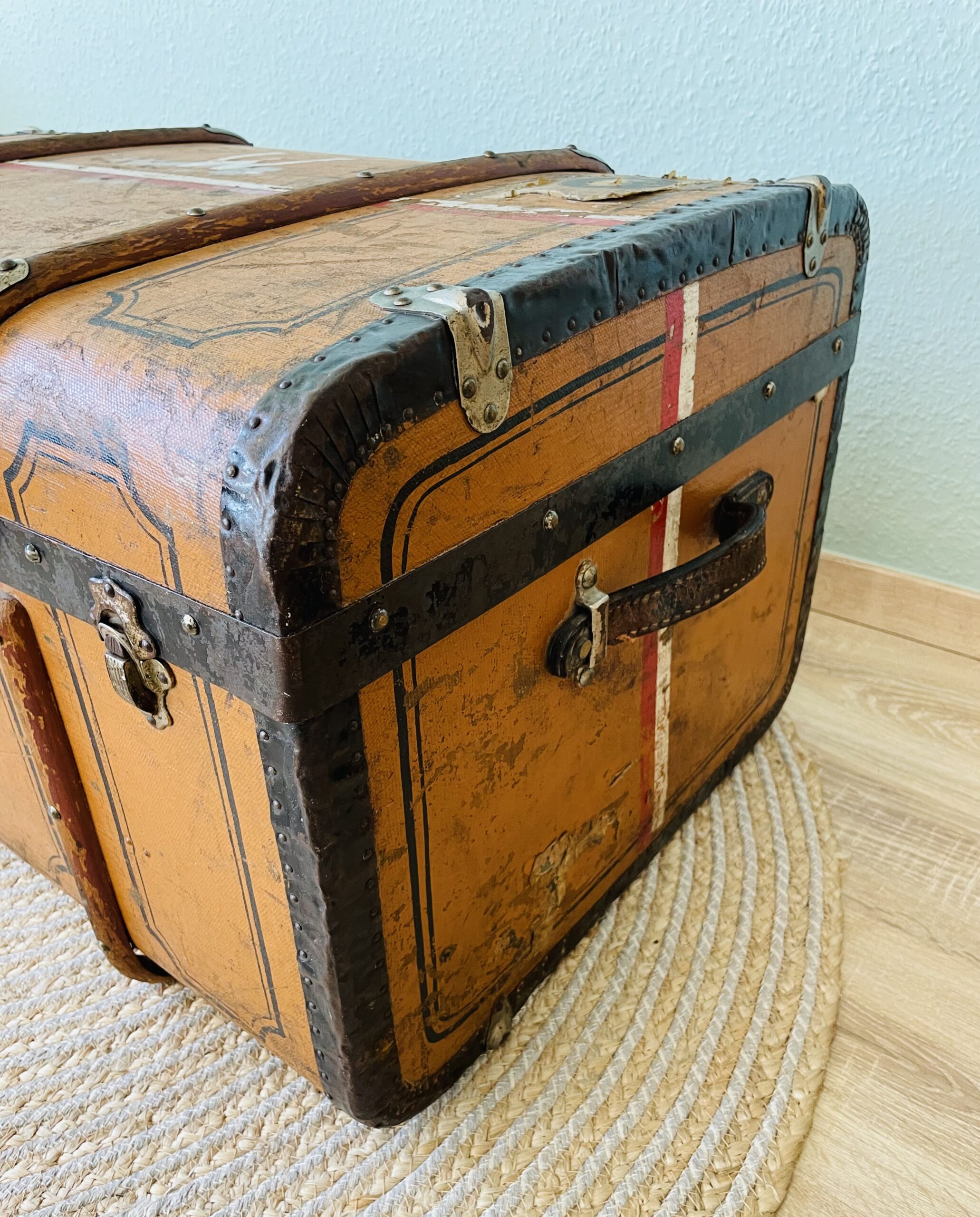 Antiker Überseekoffer 1890er | Wappen & Frachtzettel + Zollaufkleber 🛳️🏷️ | Leinen-Einsatz 🧵✨