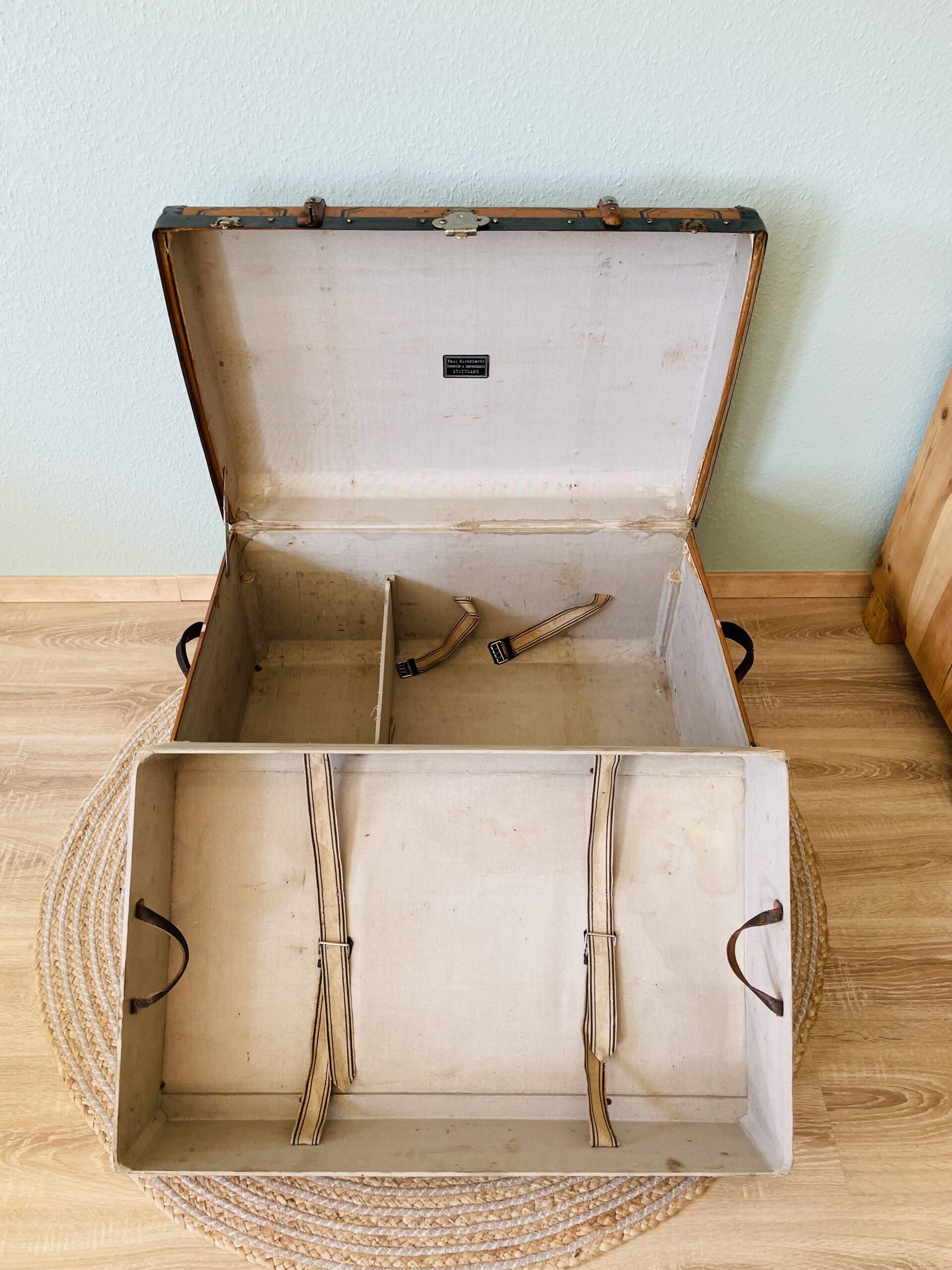 Antiker Überseekoffer 1890er | Wappen & Frachtzettel + Zollaufkleber 🛳️🏷️ | Leinen-Einsatz 🧵✨