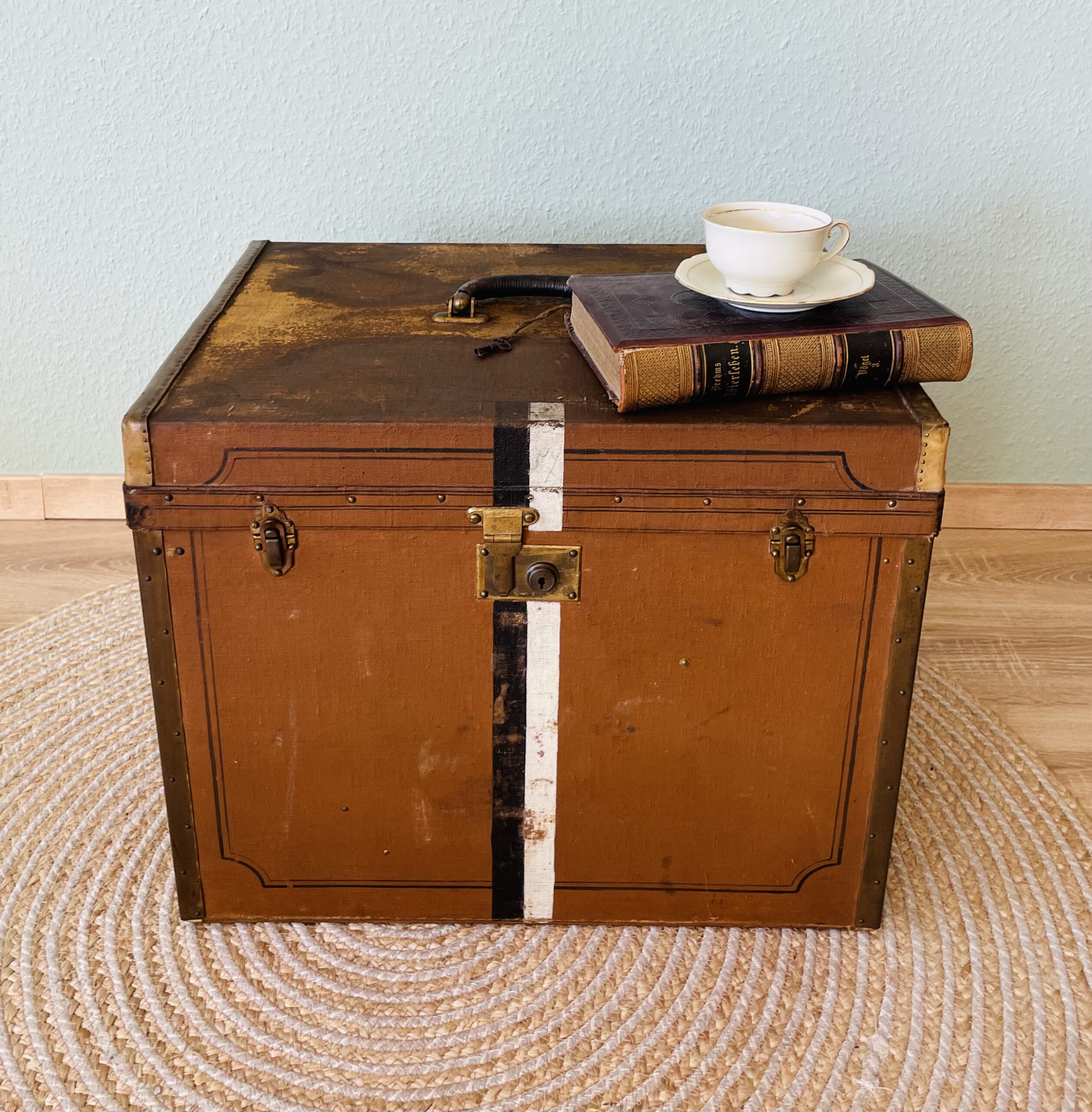 Antiker Überseekoffer (1890er) – Frontaufklappbar, Wappen-Muster, Hoflieferant, GEO. D. KNIPP Stuttgart