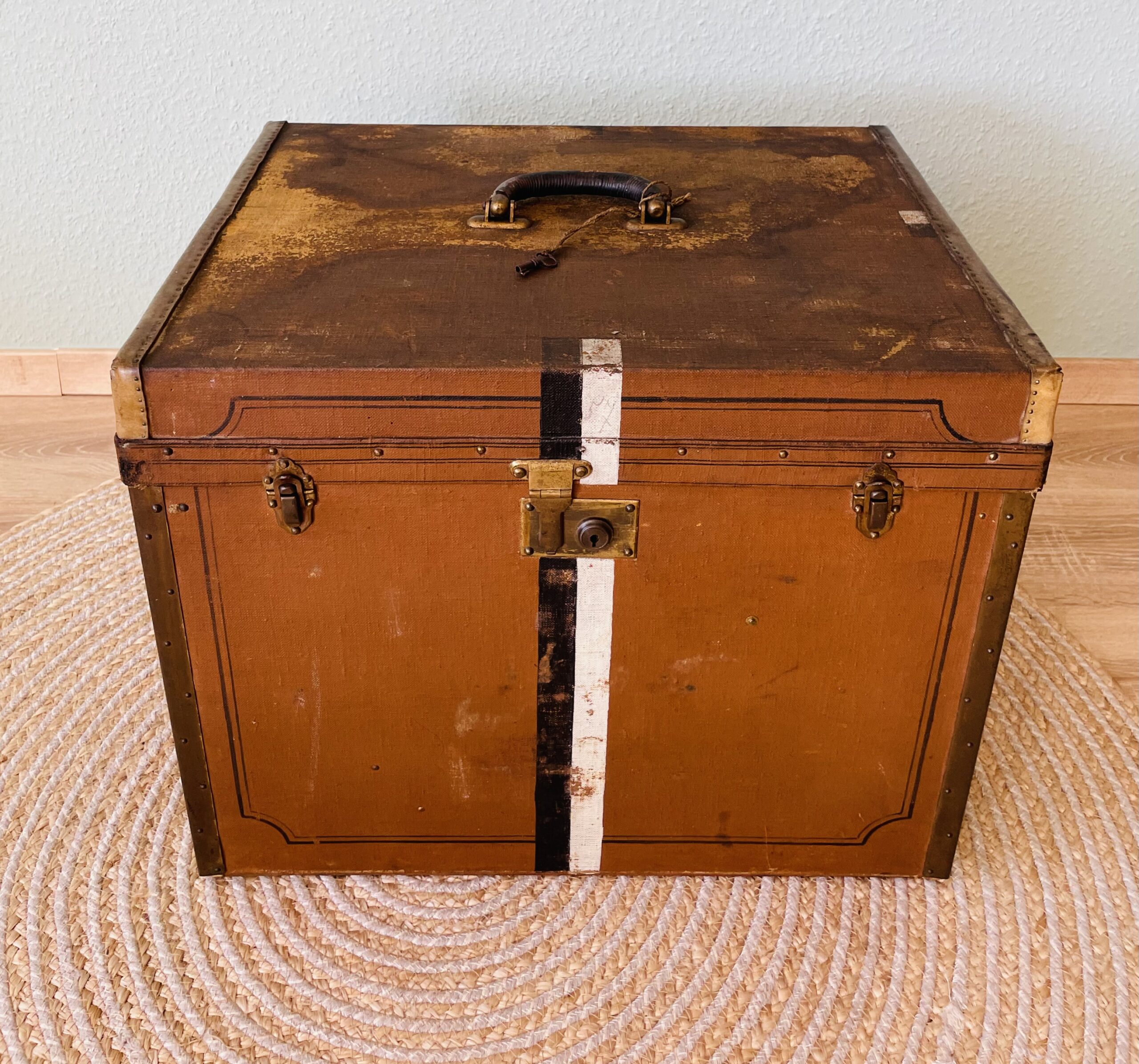 Antiker Überseekoffer (1890er) – Frontaufklappbar, Wappen-Muster, Hoflieferant, GEO. D. KNIPP Stuttgart
