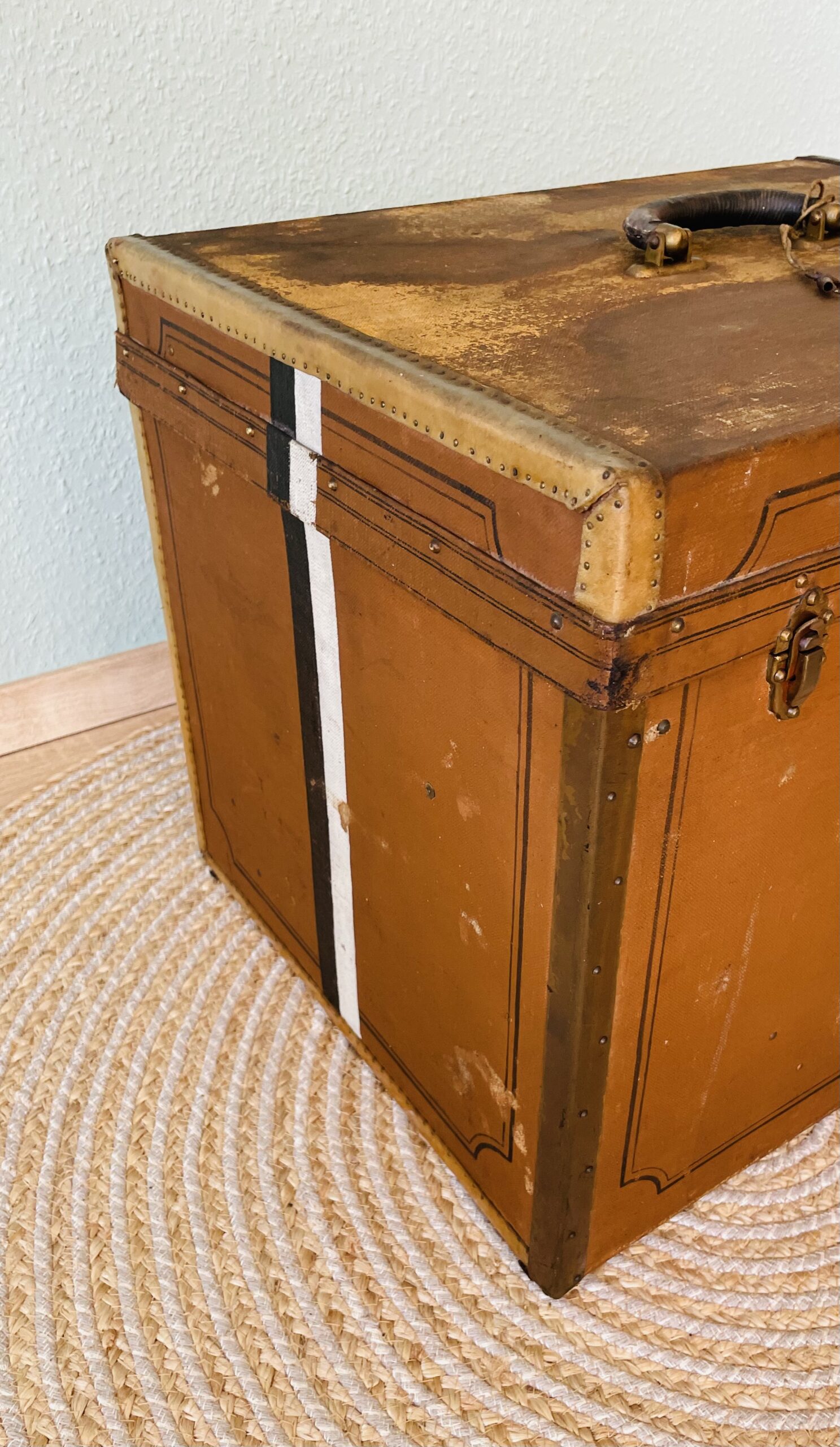 Antiker Überseekoffer (1890er) – Frontaufklappbar, Wappen-Muster, Hoflieferant, GEO. D. KNIPP Stuttgart