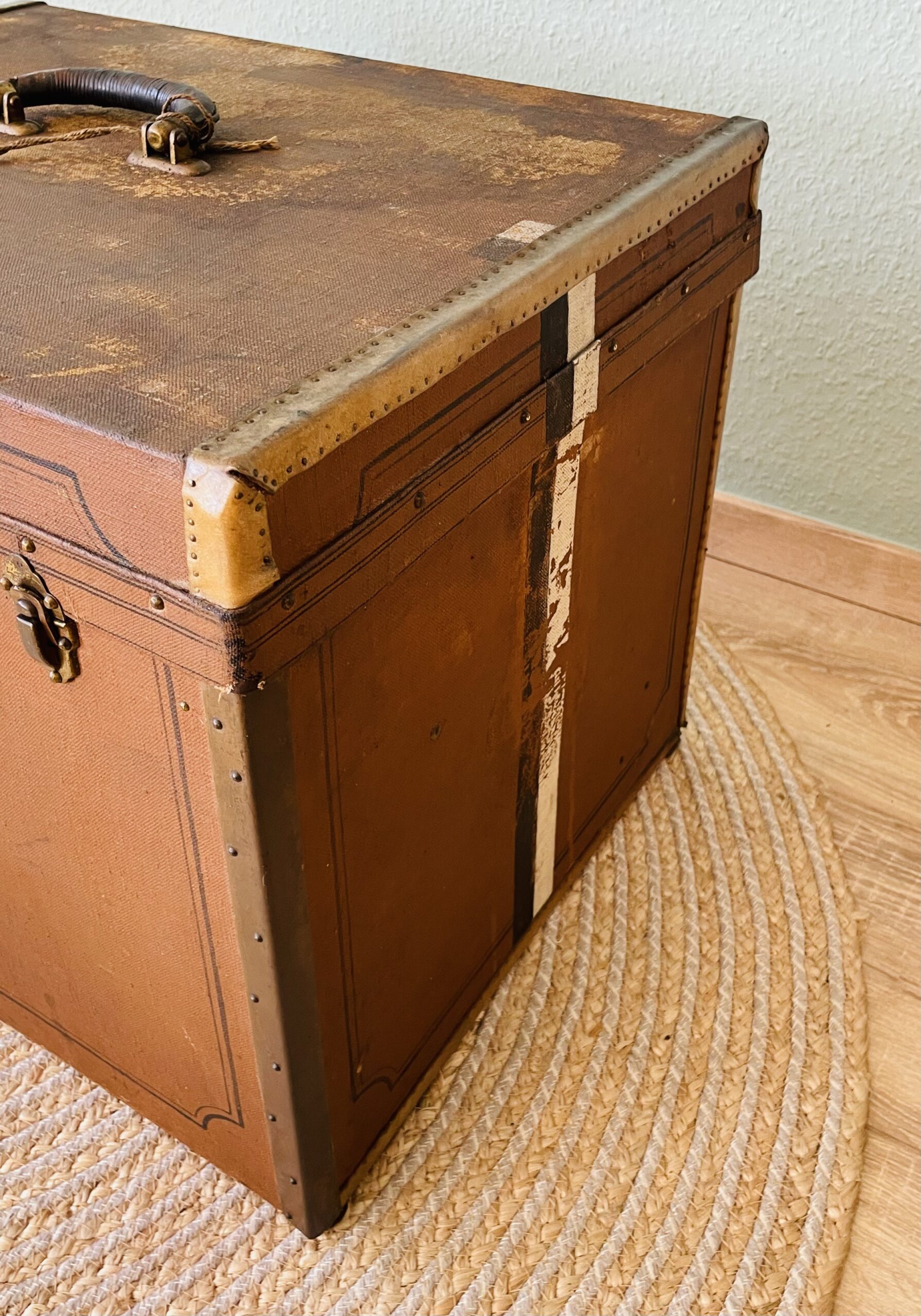 Antiker Überseekoffer (1890er) – Frontaufklappbar, Wappen-Muster, Hoflieferant, GEO. D. KNIPP Stuttgart