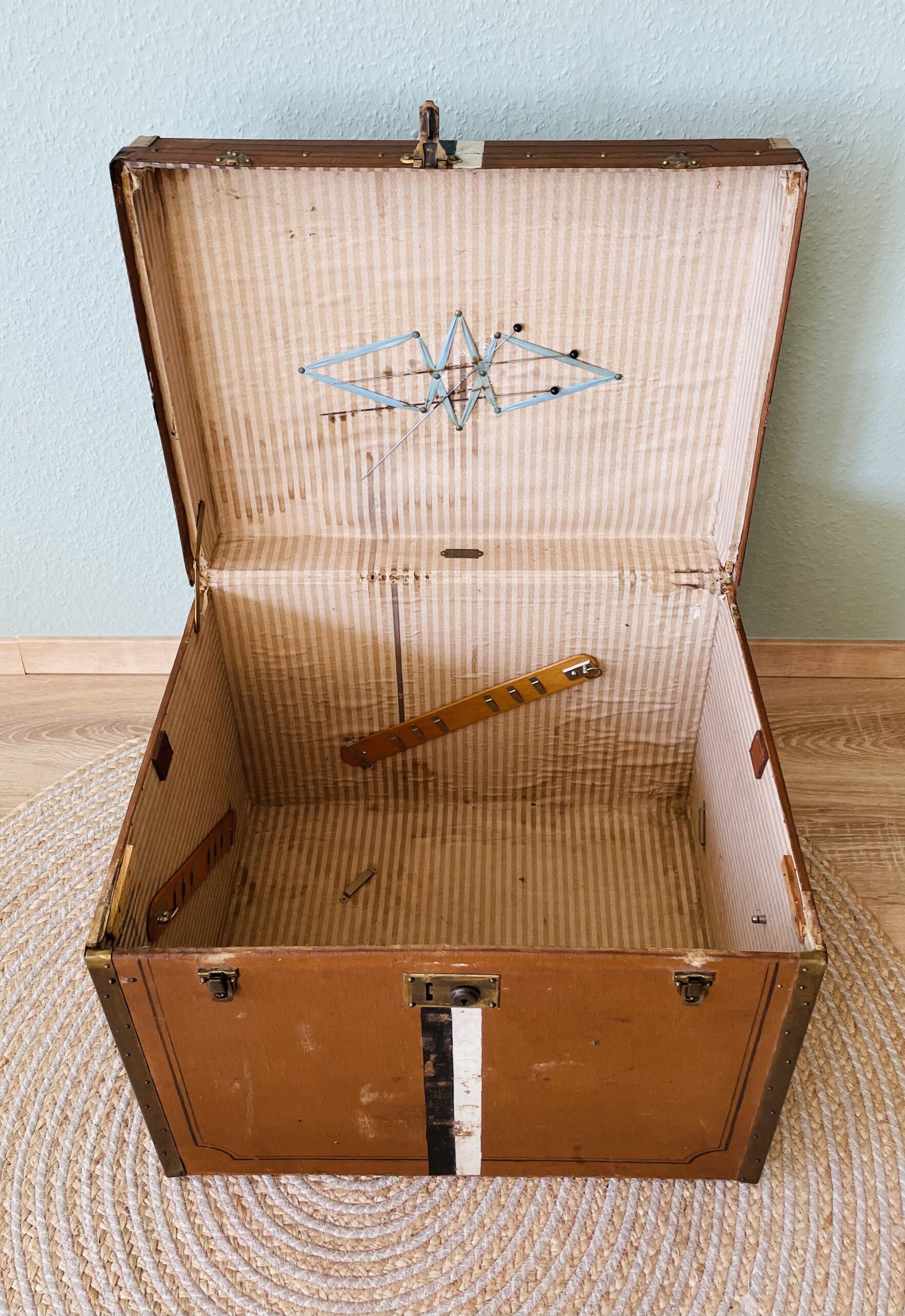 Antiker Überseekoffer (1890er) – Frontaufklappbar, Wappen-Muster, Hoflieferant, GEO. D. KNIPP Stuttgart