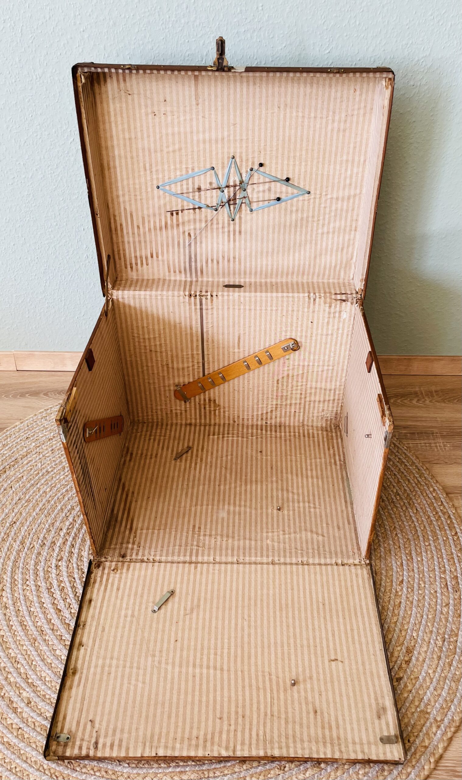 Antiker Überseekoffer (1890er) – Frontaufklappbar, Wappen-Muster, Hoflieferant, GEO. D. KNIPP Stuttgart