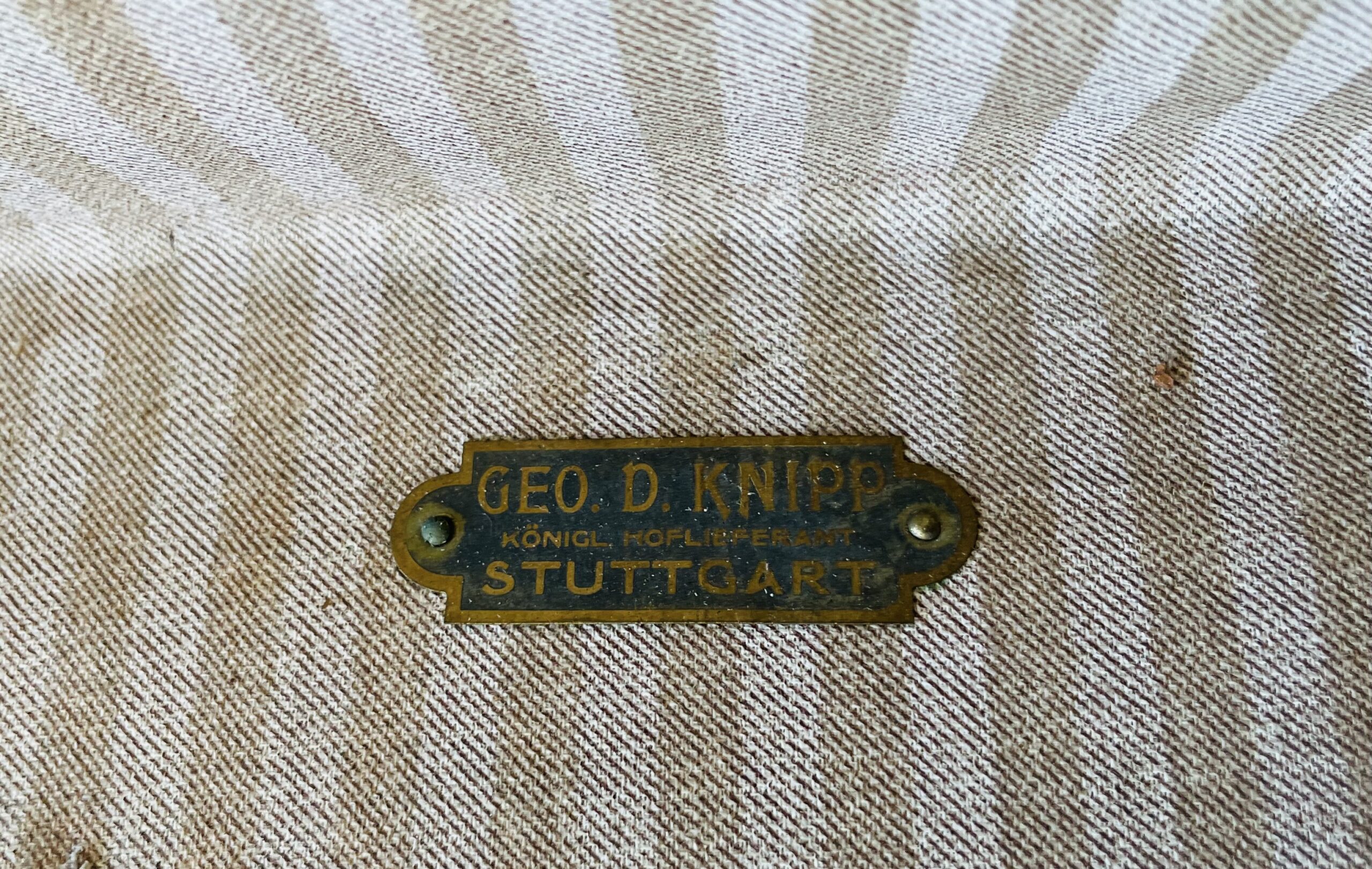 Antiker Überseekoffer (1890er) – Frontaufklappbar, Wappen-Muster, Hoflieferant, GEO. D. KNIPP Stuttgart