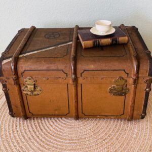 Überseekoffer 1890er | Adelswappen & Frachtzettel | Leinen-Einsatz 🧳✨ Epoche & Charme 🕰️